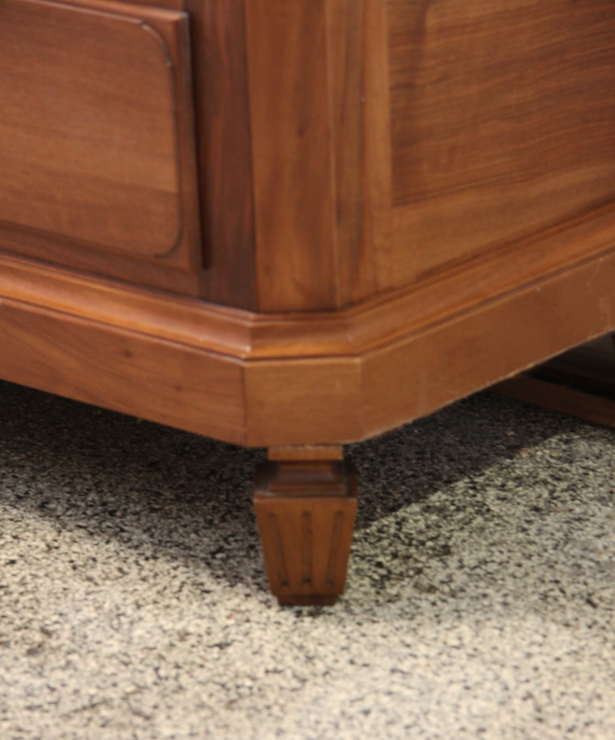 b03d. Vitrinenschrank.
