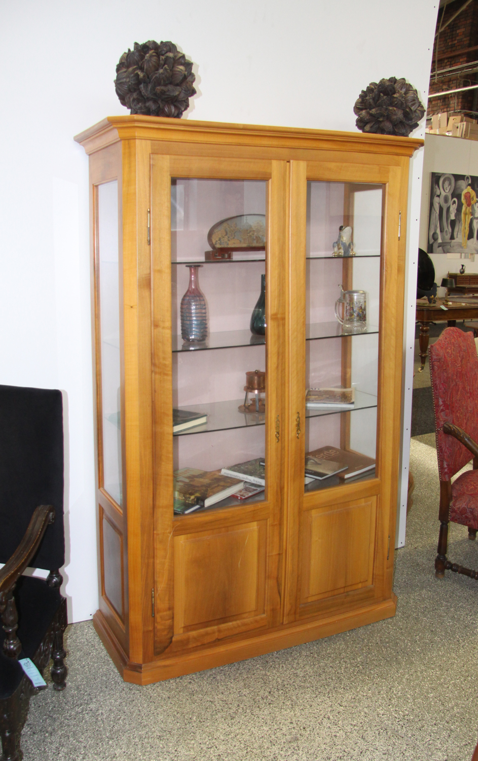 b24. Nussbaumvitrine.