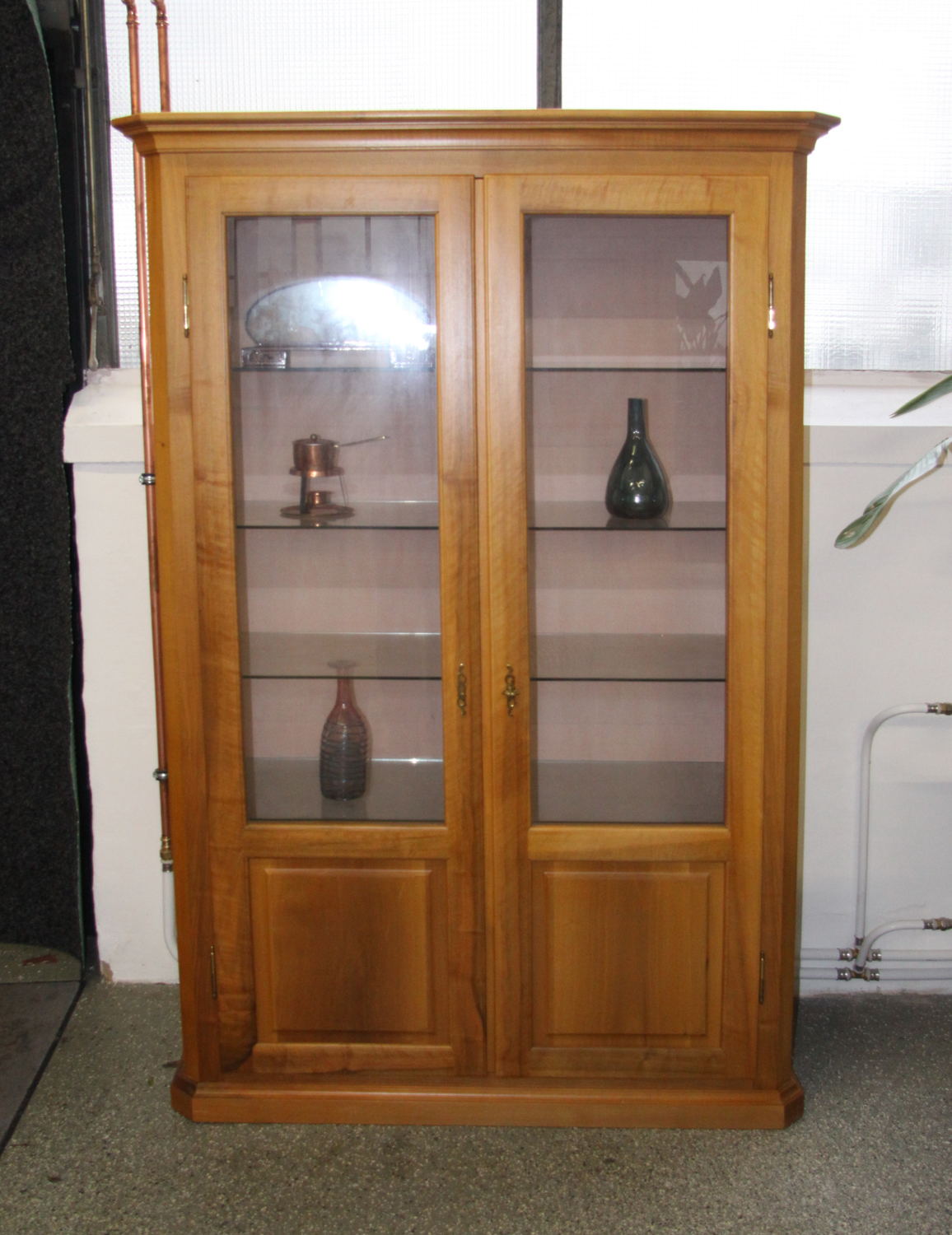 b24a. Nussbaumvitrine.