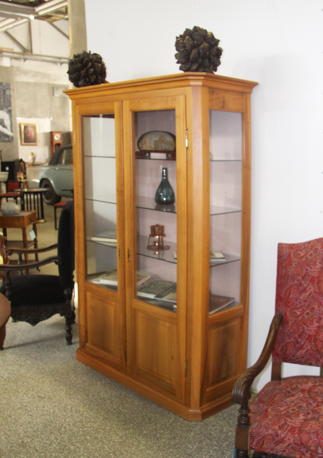 b24b. Nussbaumvitrine.