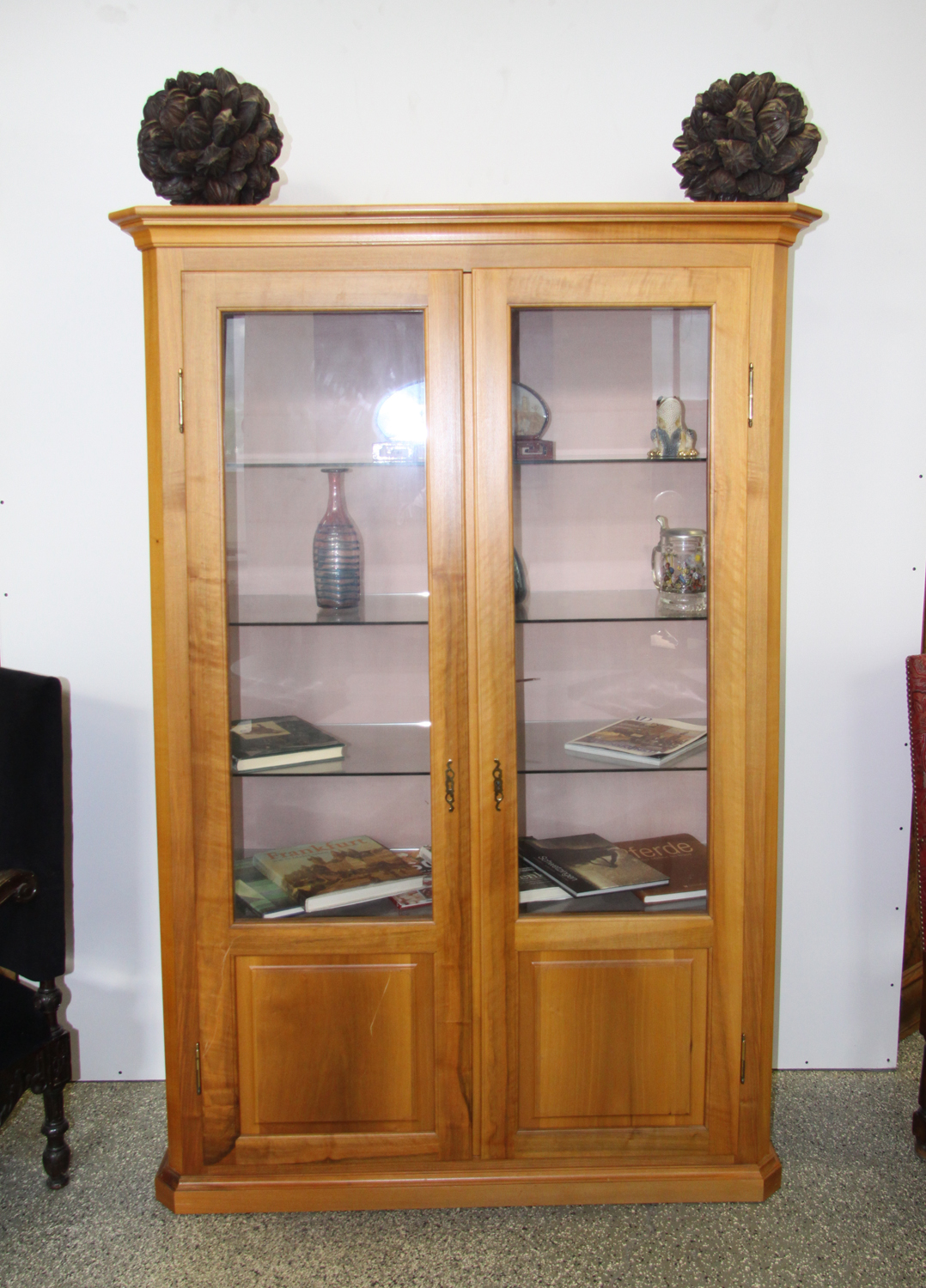 b24c. Nussbaumvitrine.