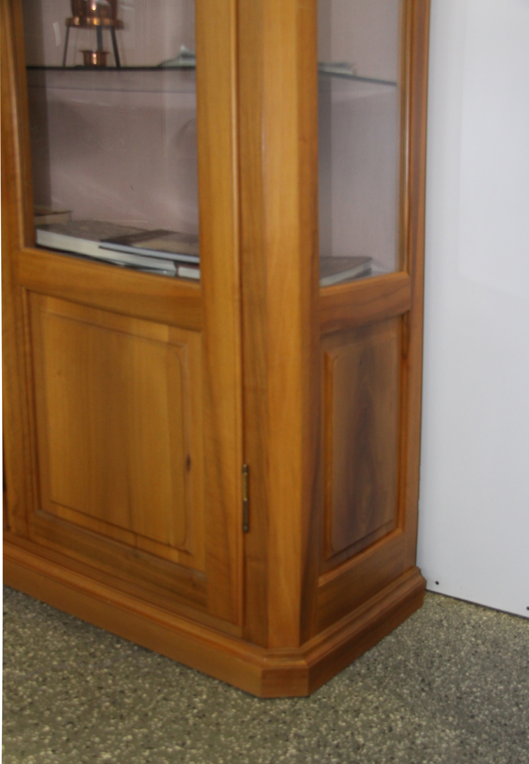b24d. Nussbaumvitrine.