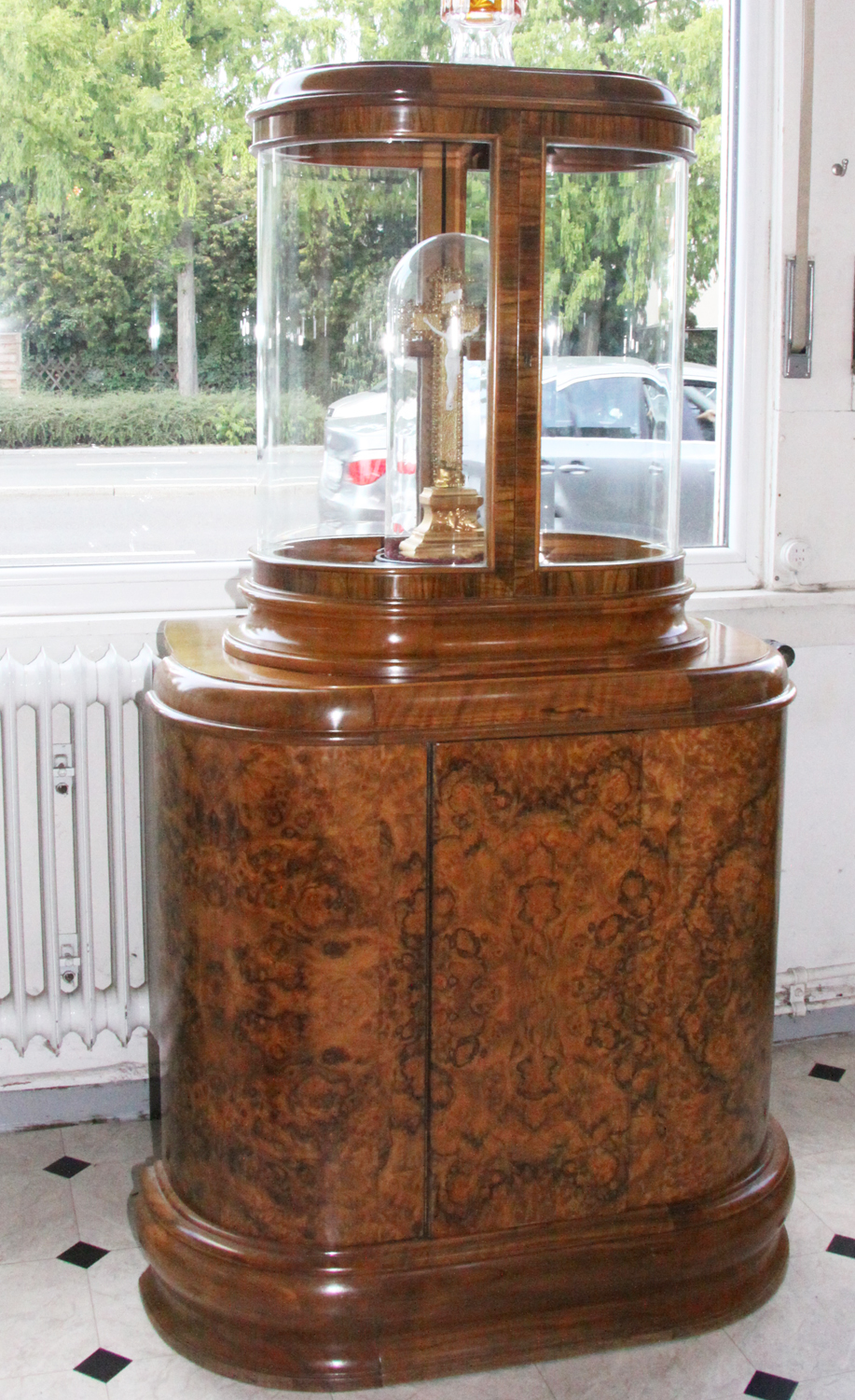 k26a. Seltene Vitrienenschränke.