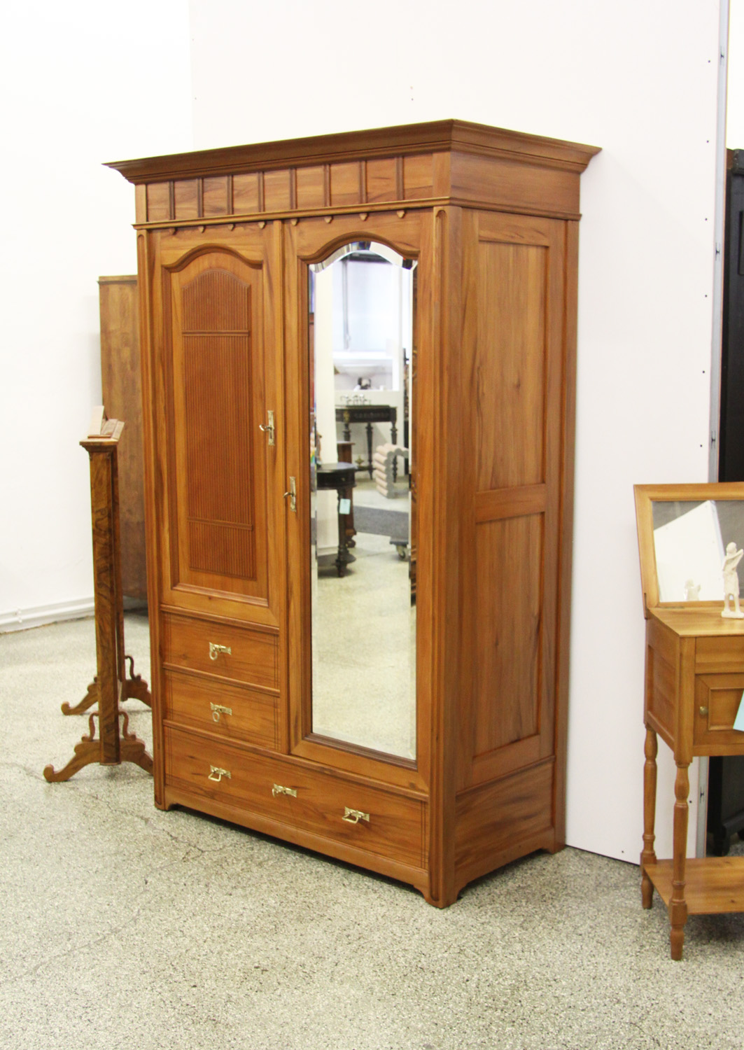 s09c Birnbaumschrank.