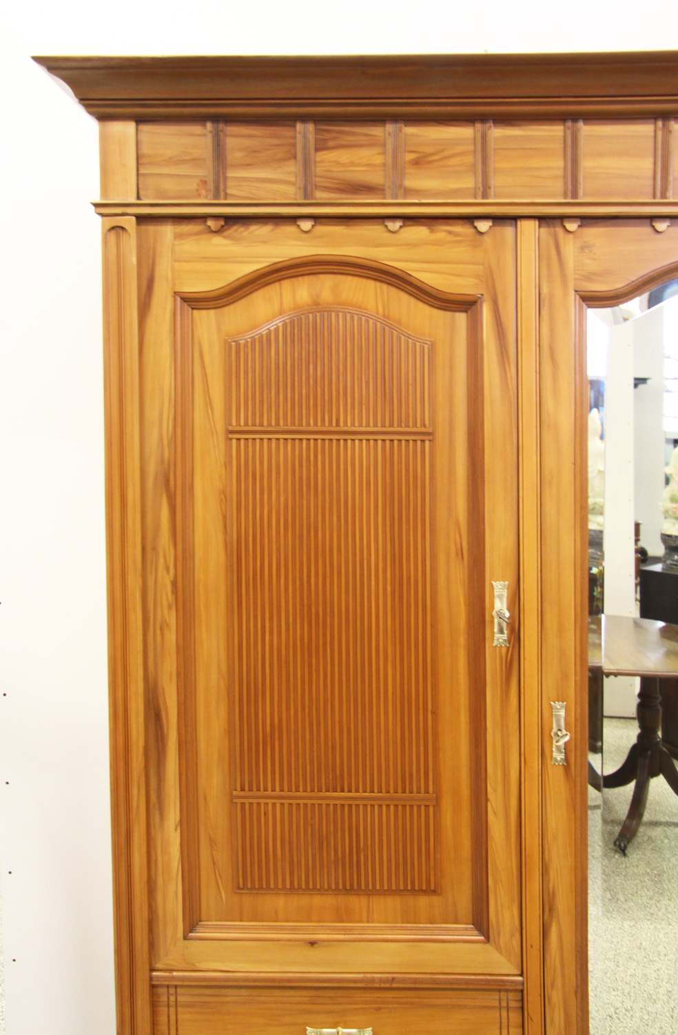 s09d. Schrank mit Schubladen und Spiegel.
