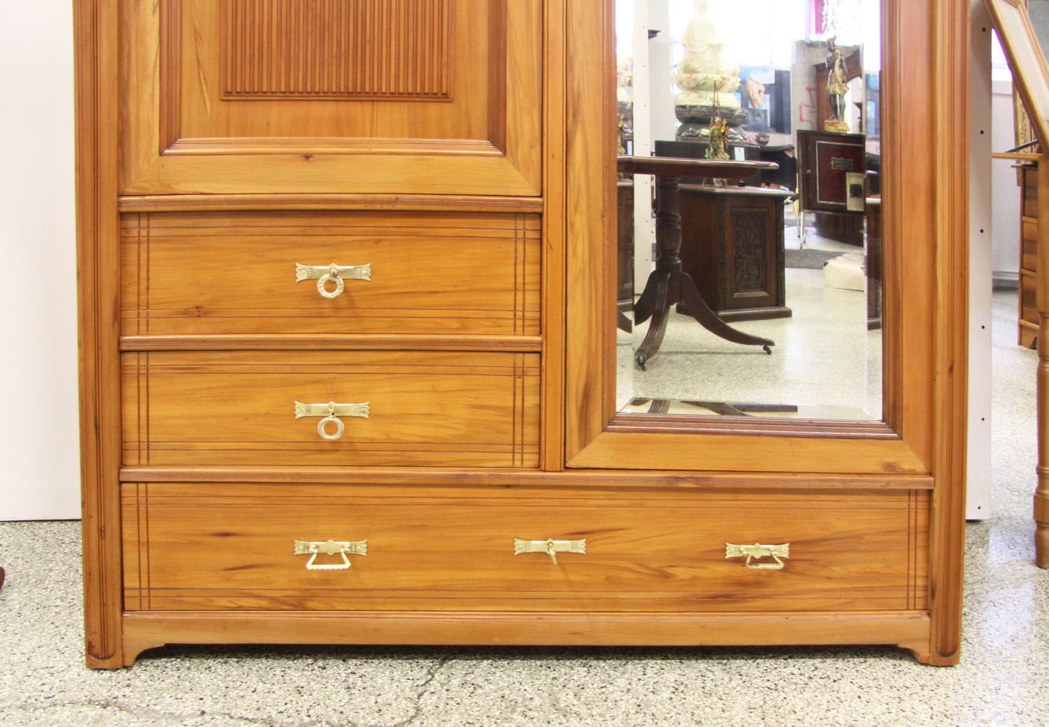 s09e.Garderobenschrank. Birnbaum.