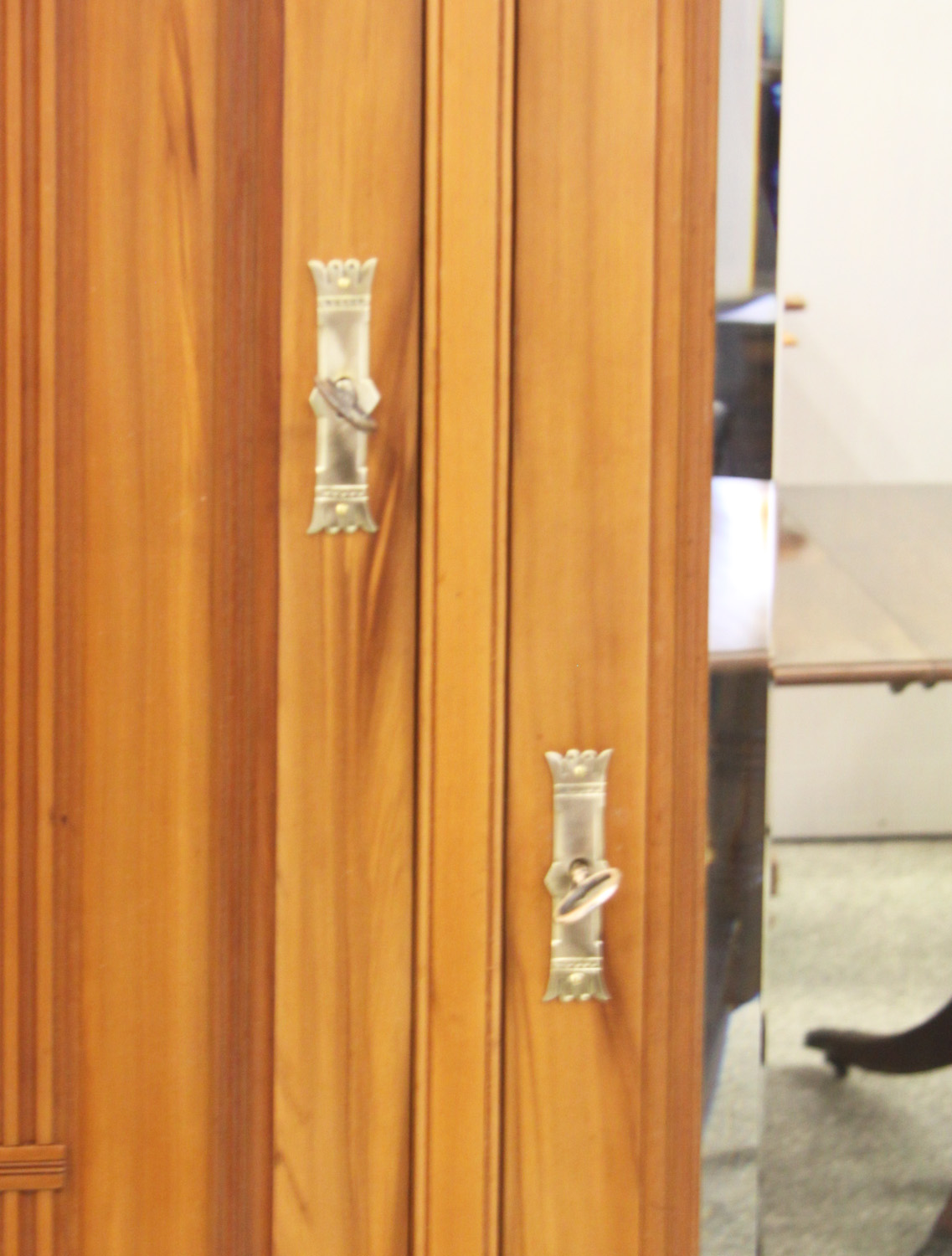s09f. Kleiderschrank. Antik.