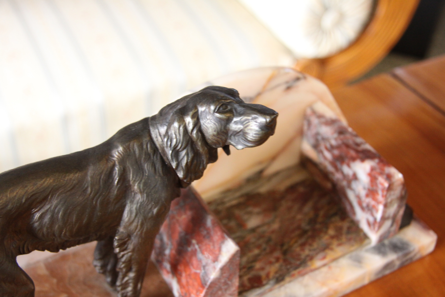 a09a. Bronzehund auf Marmorsockel.