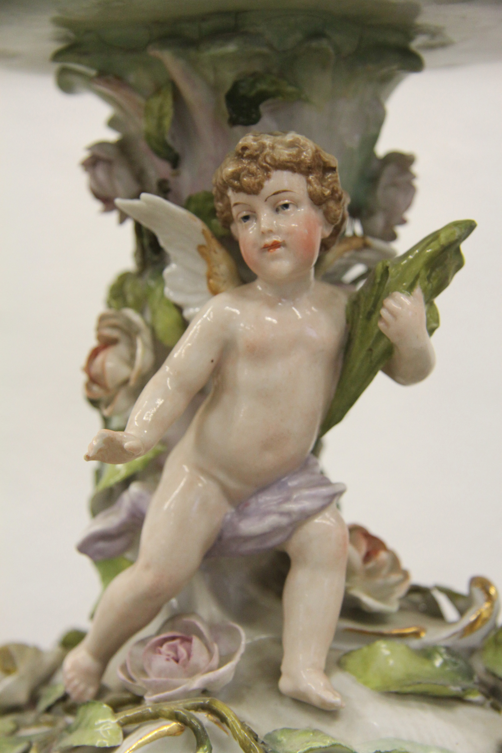 a14e. Porzellanschale mit Putto.