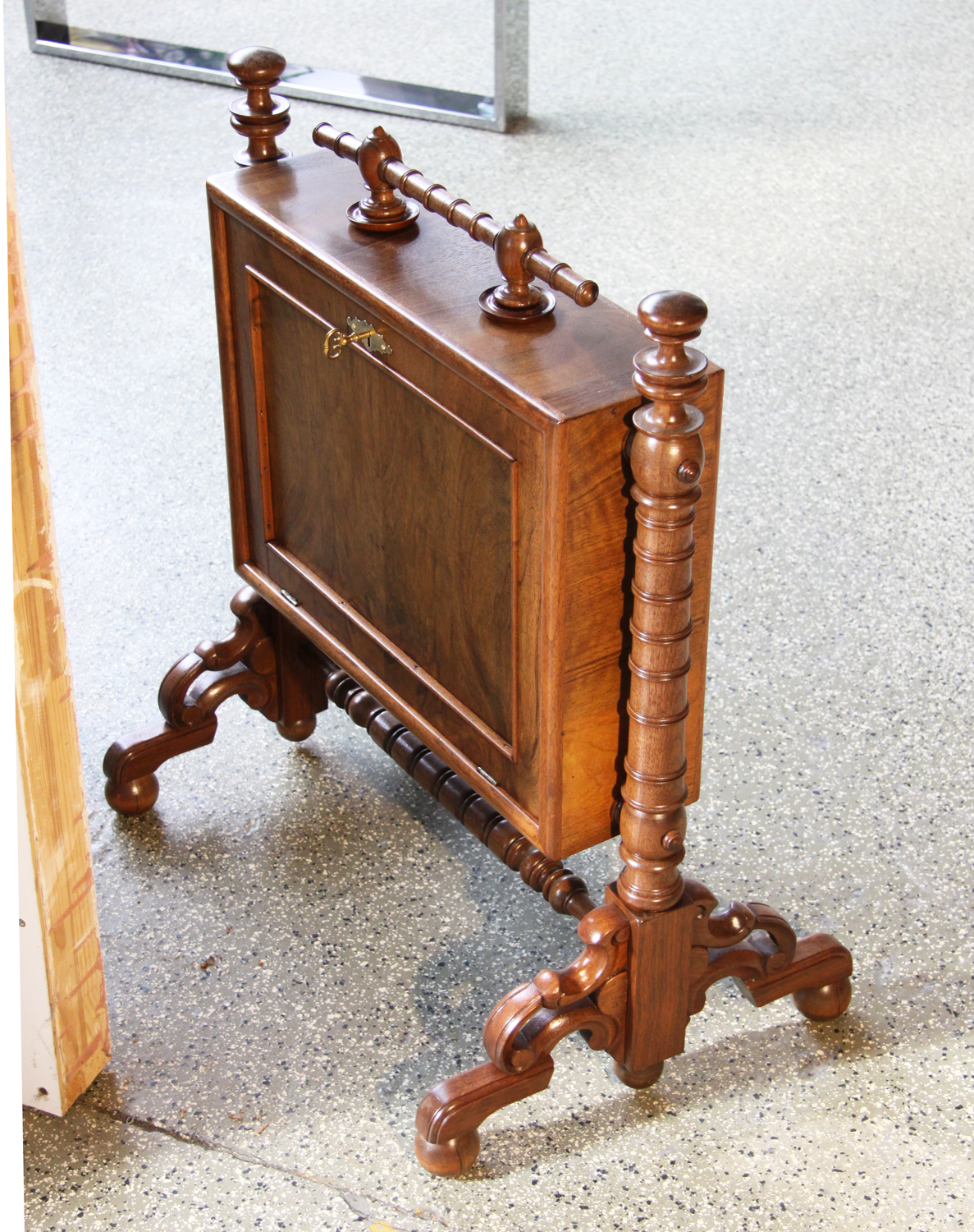 K48c. Zeitungsständer.