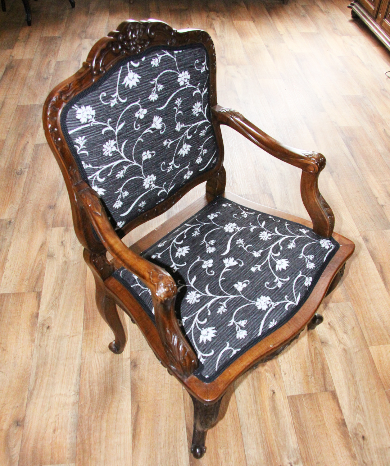 sm19a. Antiker Sessel.