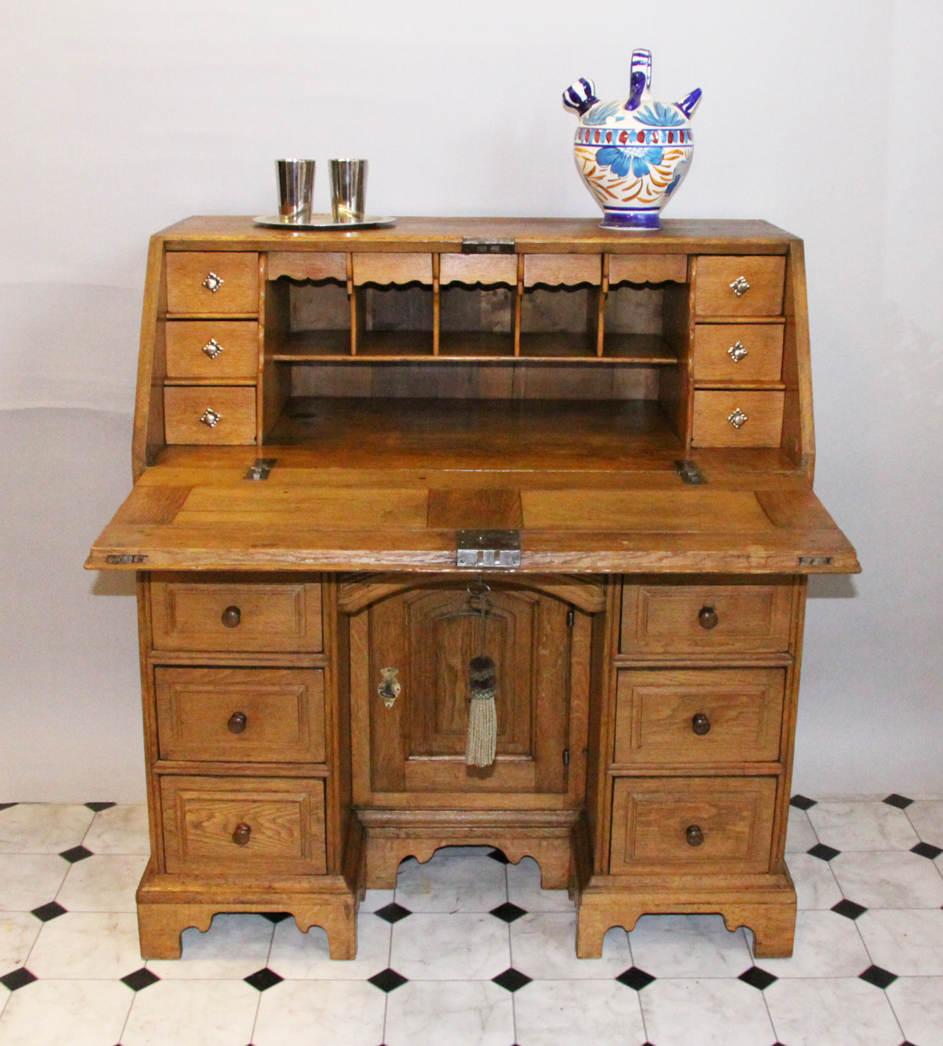 sk09. Eichesekretär Barock.