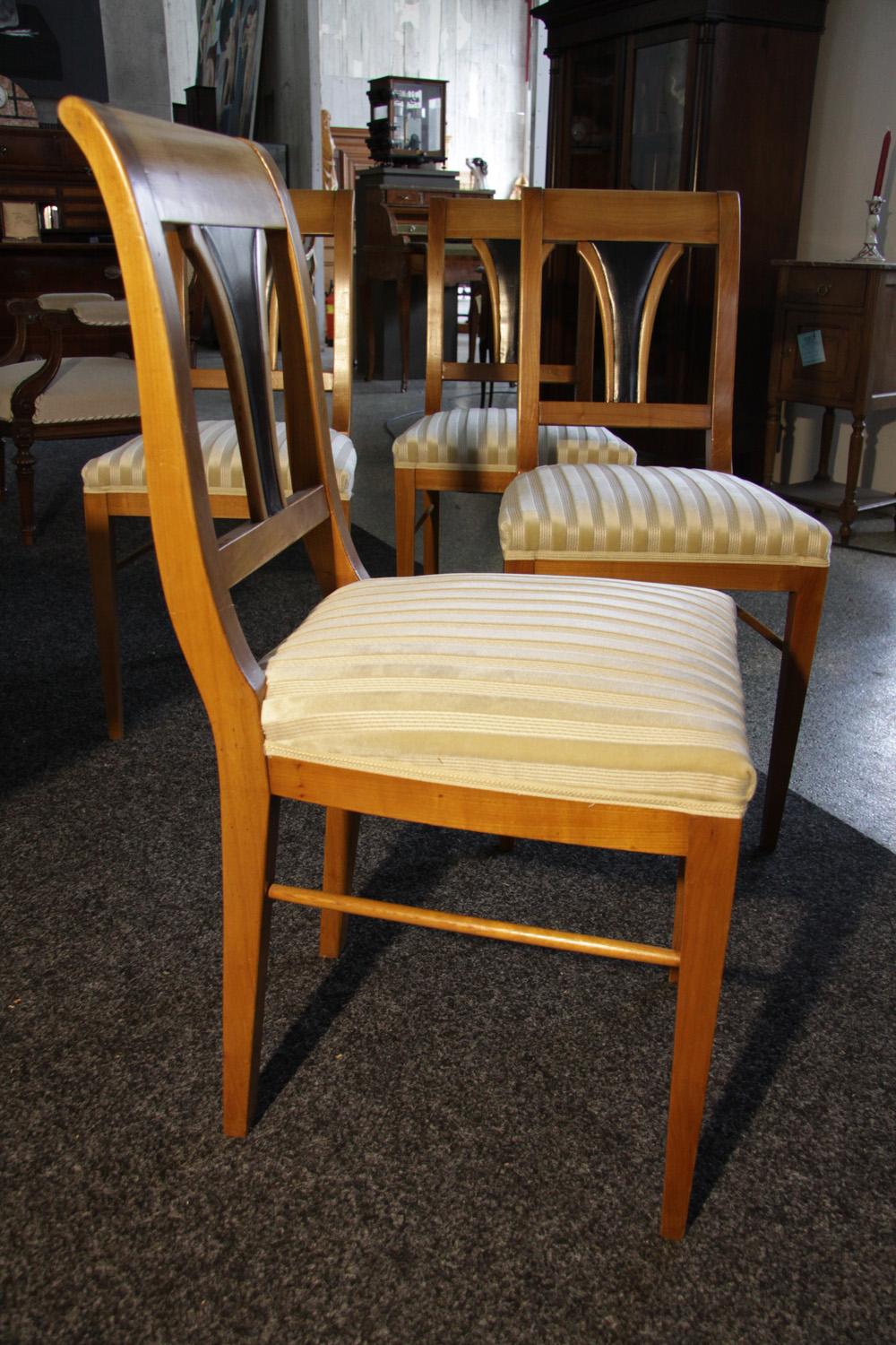 SuT.8d , 4 Kirschbaumstühle.