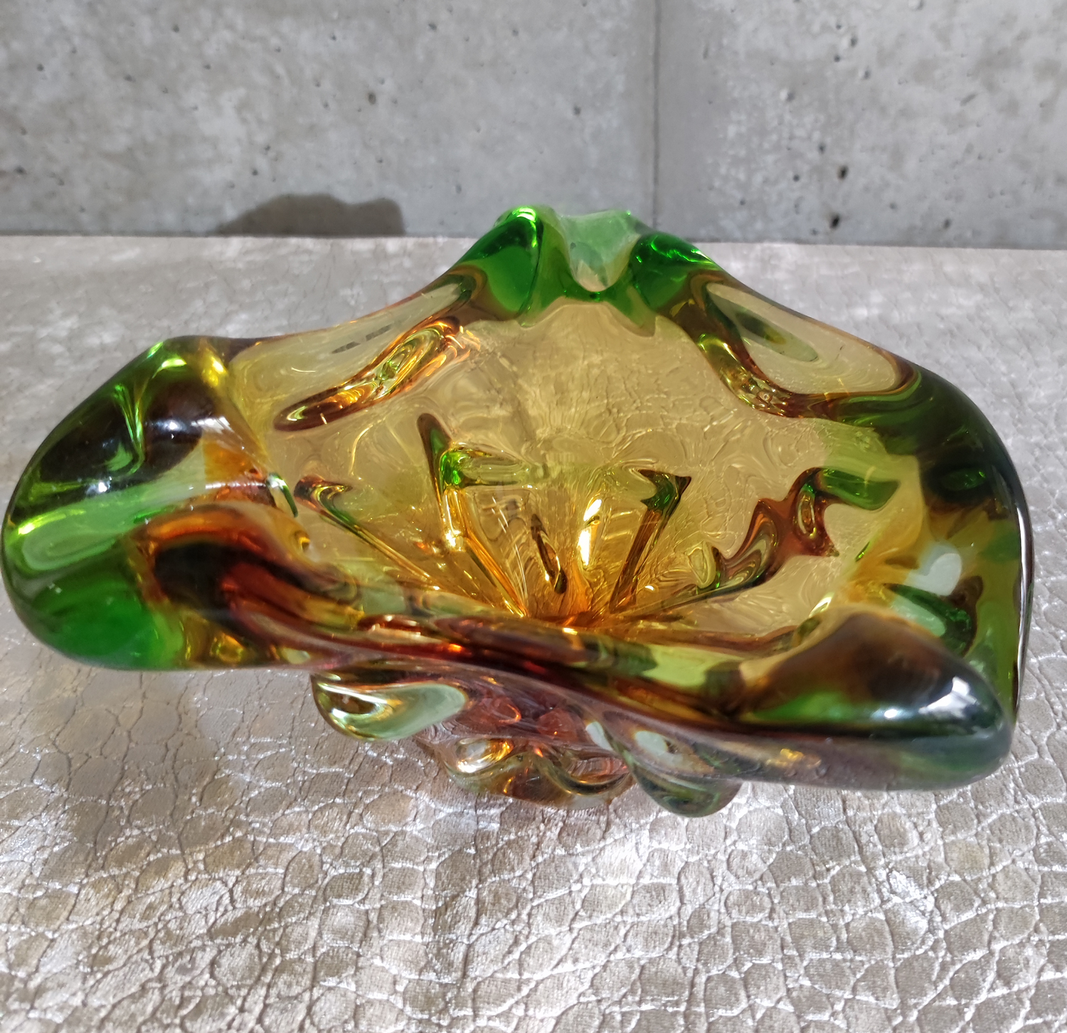 17b Dreieckige Glasschale Murano.