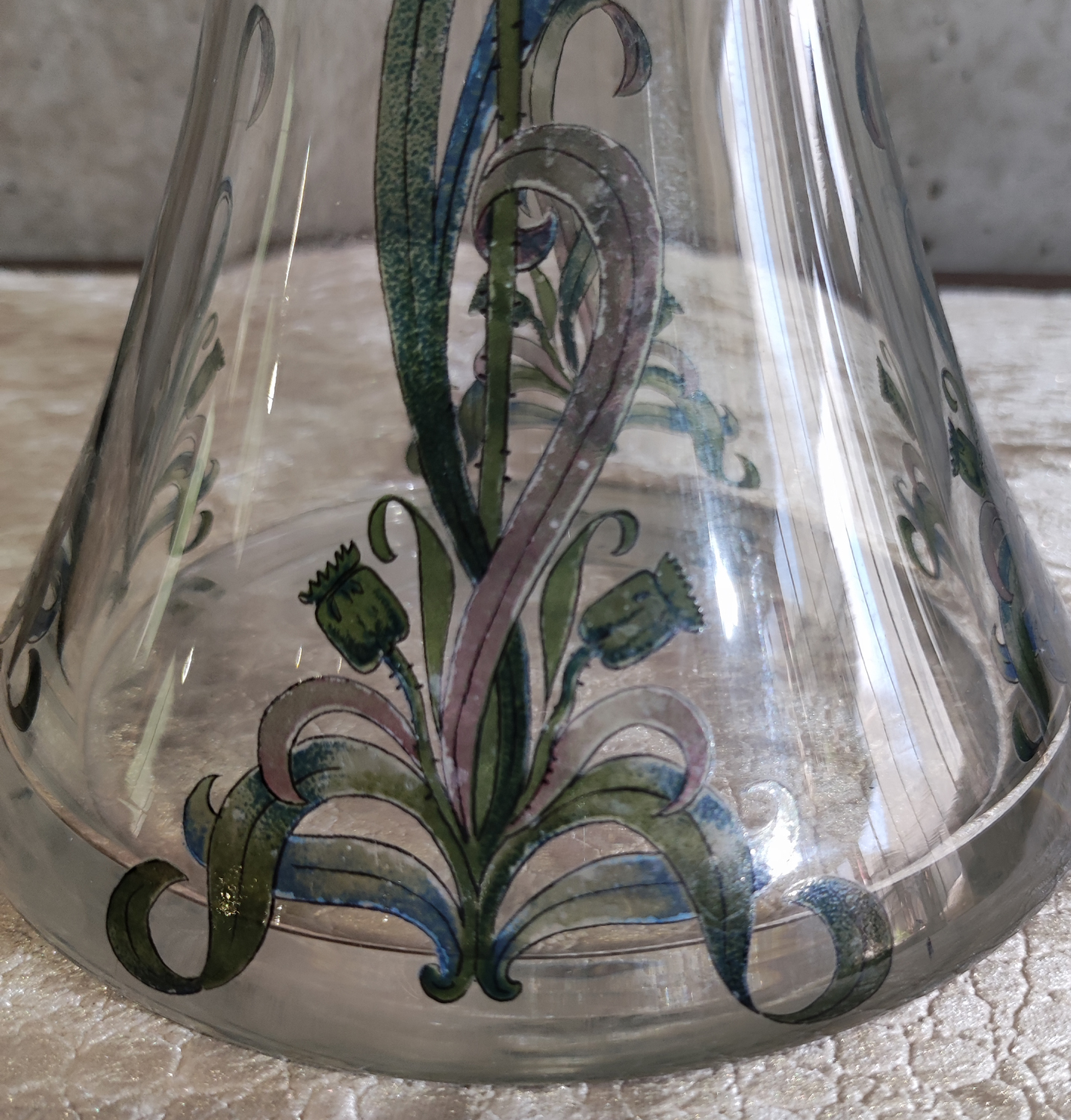 23b Vase mit Blumenmalerei.