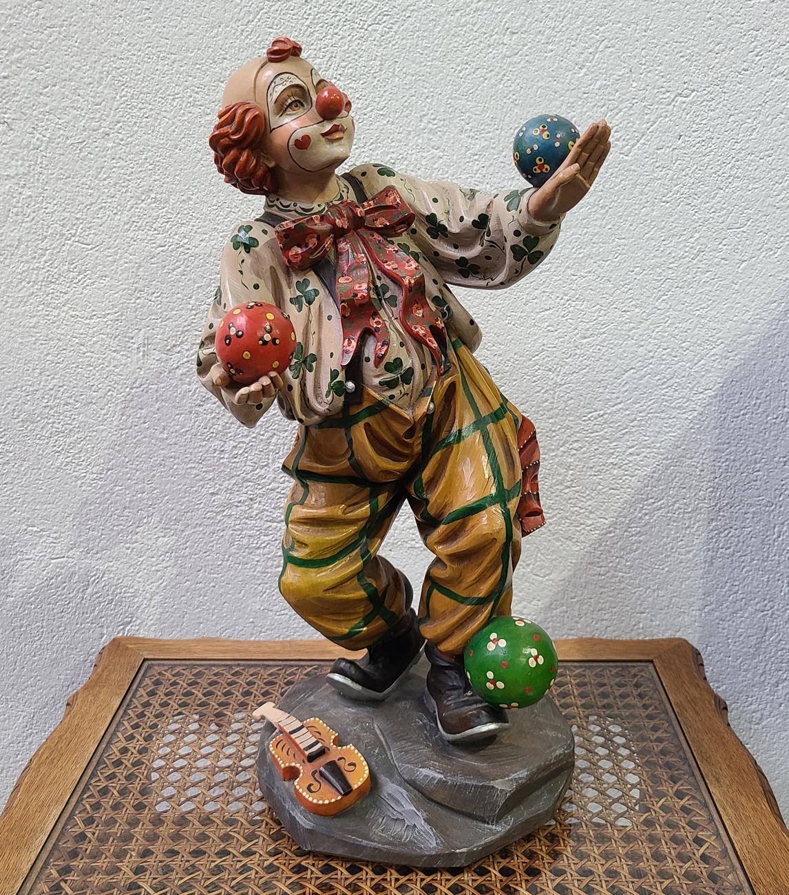 11 Geschnitzte Figur eines Clowns.