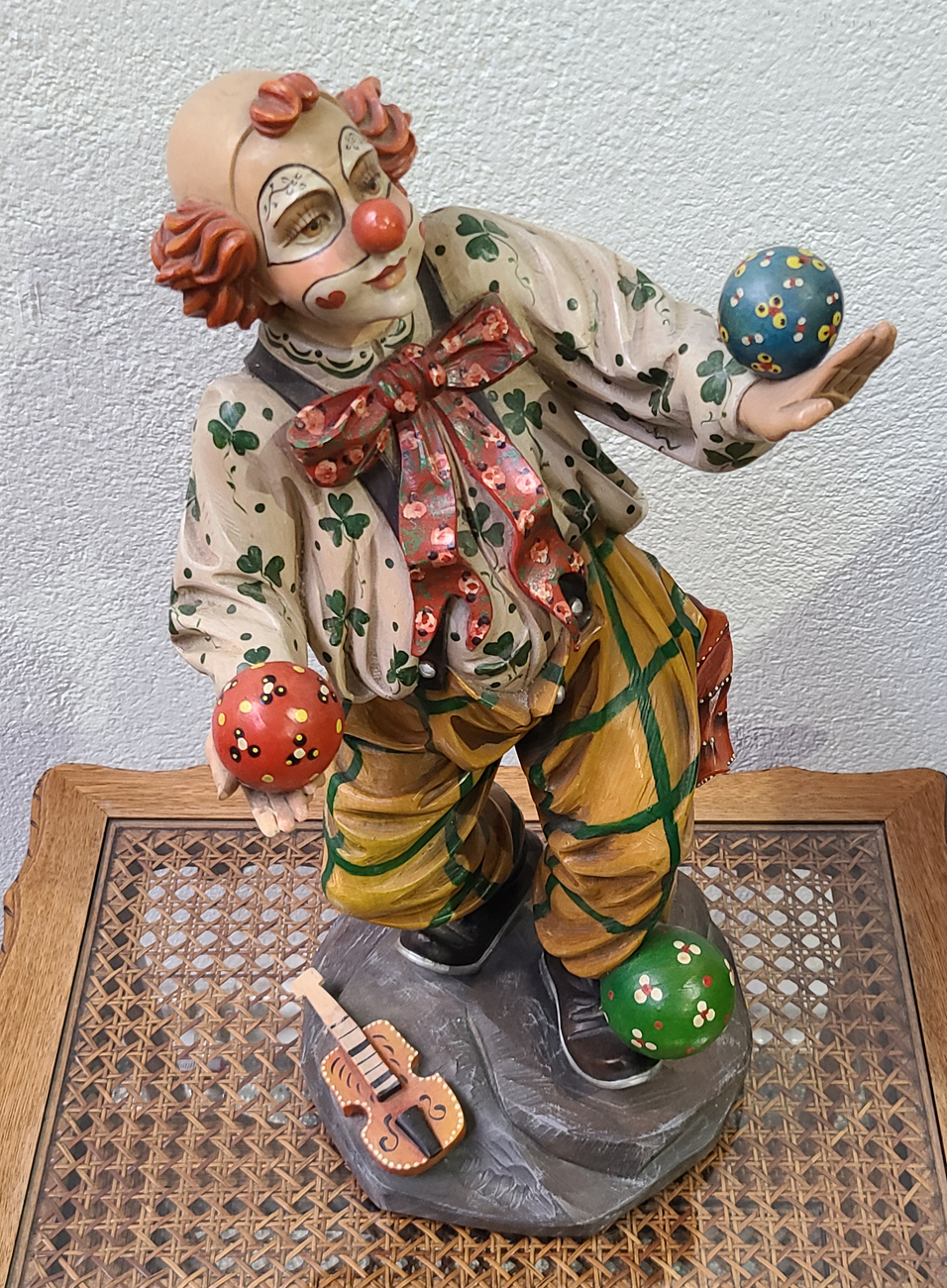 11a Geschnitzte Figur eines Clowns.