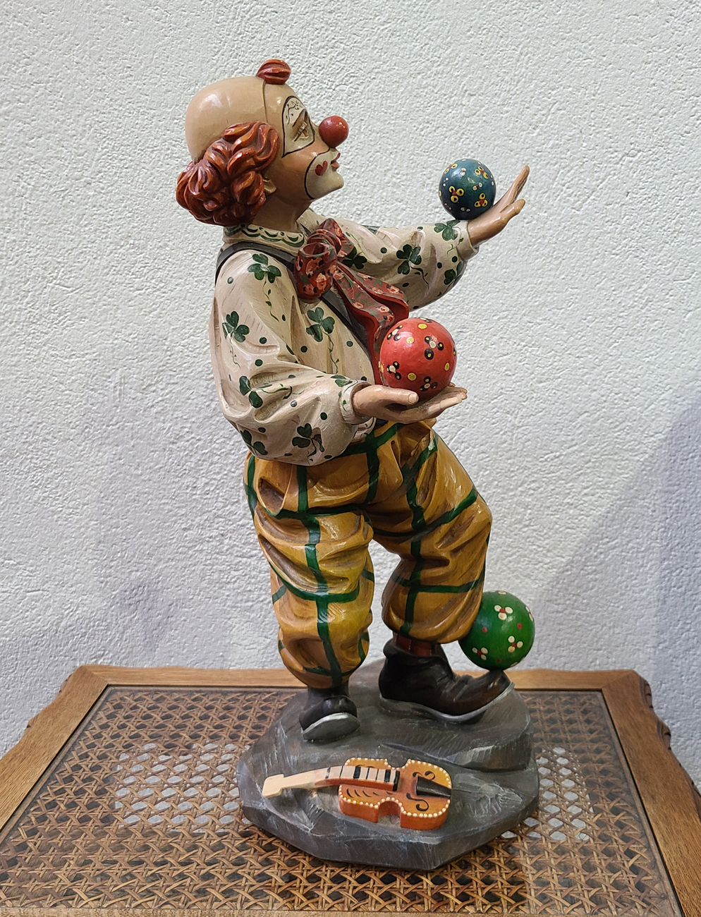 11b Geschnitzte Figur eines Clowns.