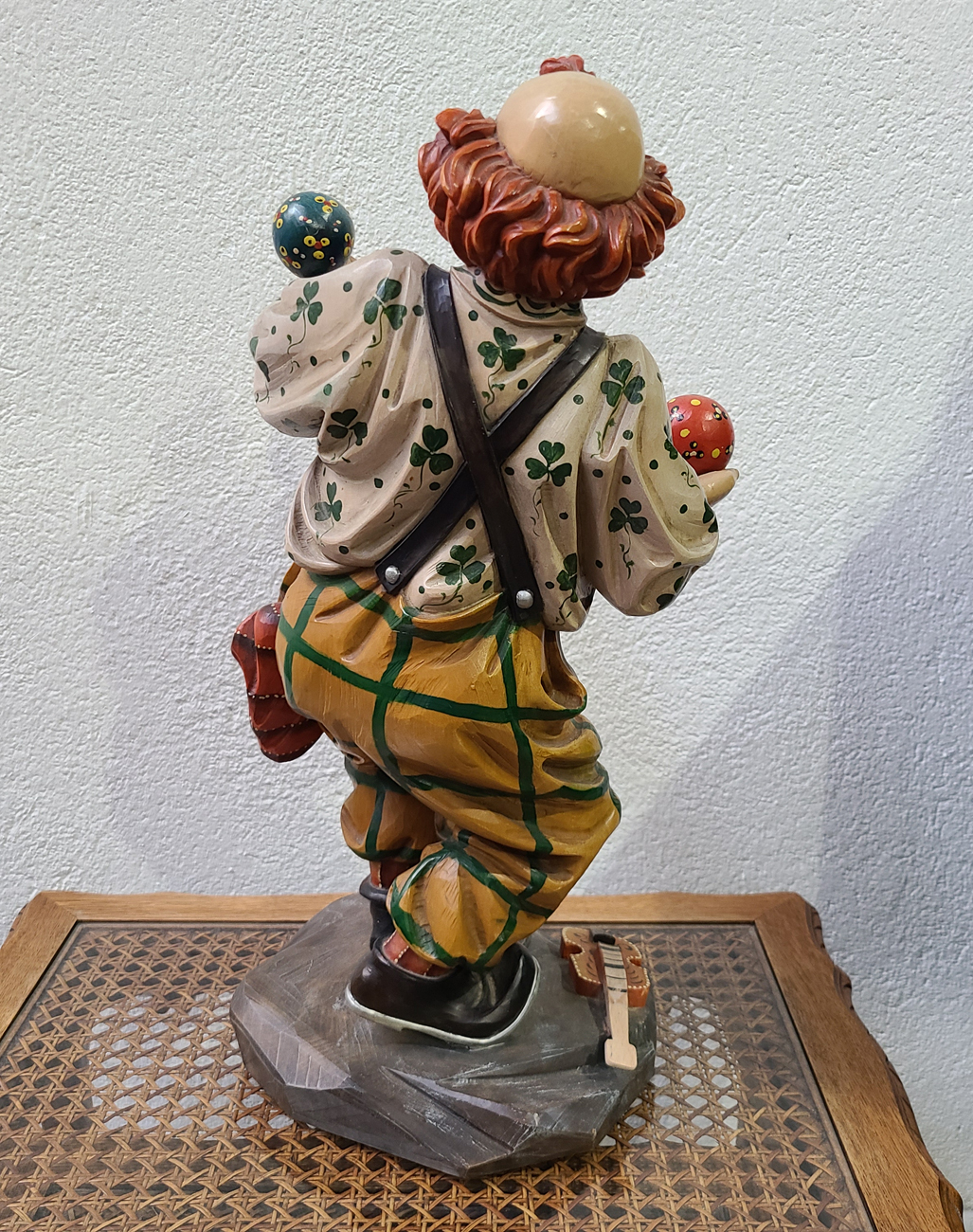 11c Geschnitzte Figur eines Clowns.