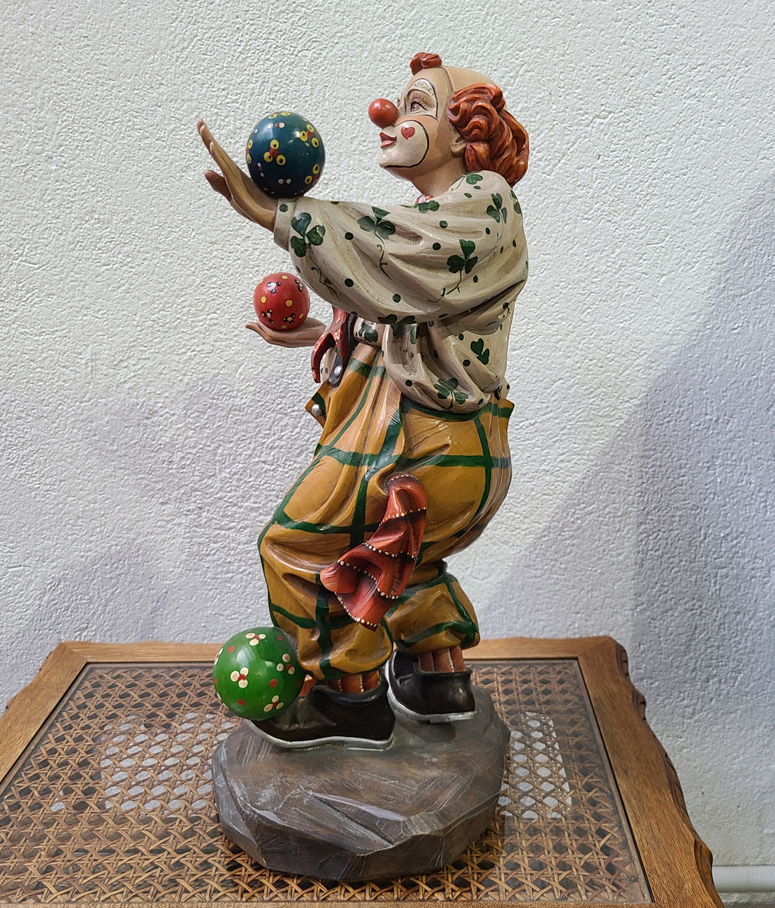 11d Geschnitzte Figur eines Clowns.