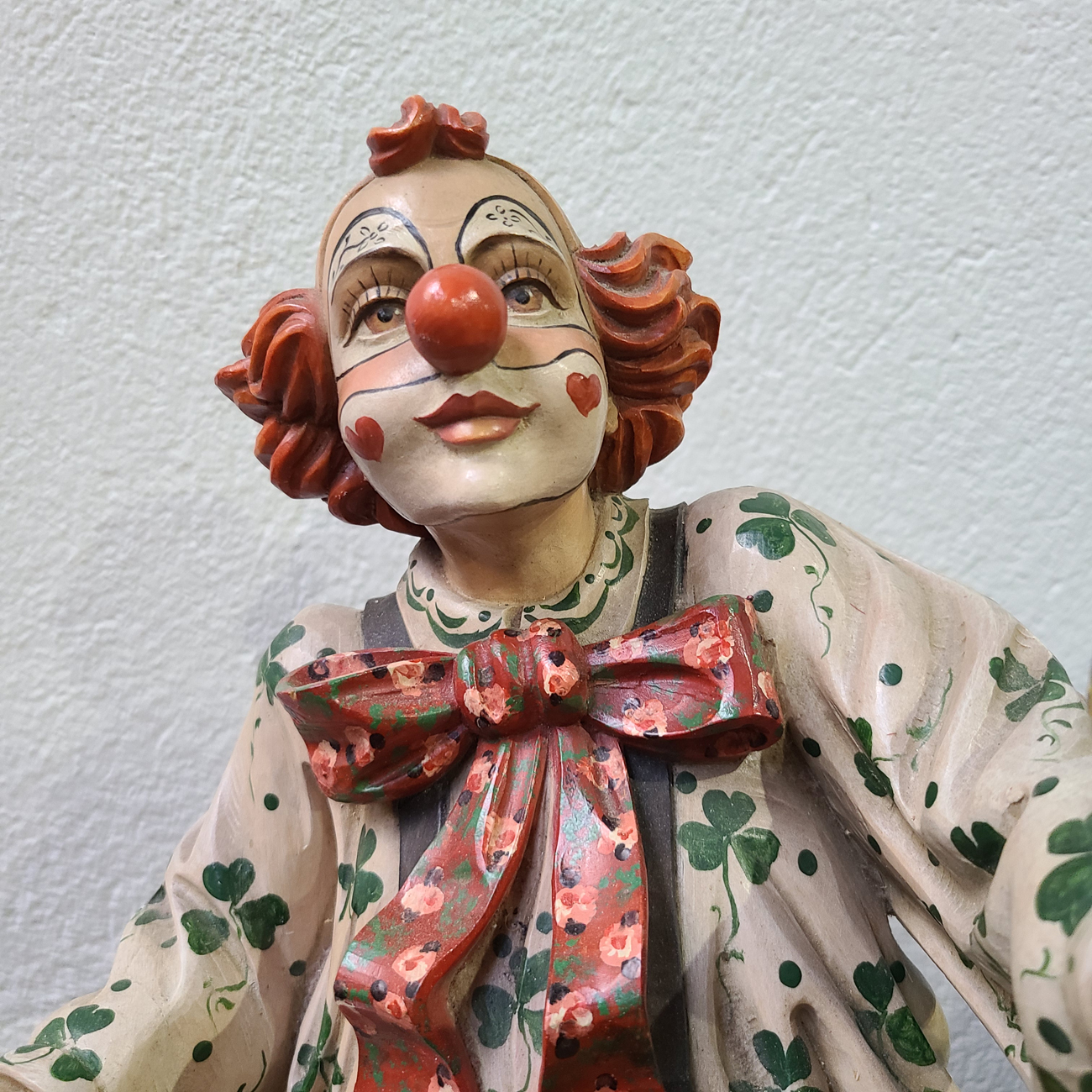 11e Geschnitzte Figur eines Clowns.