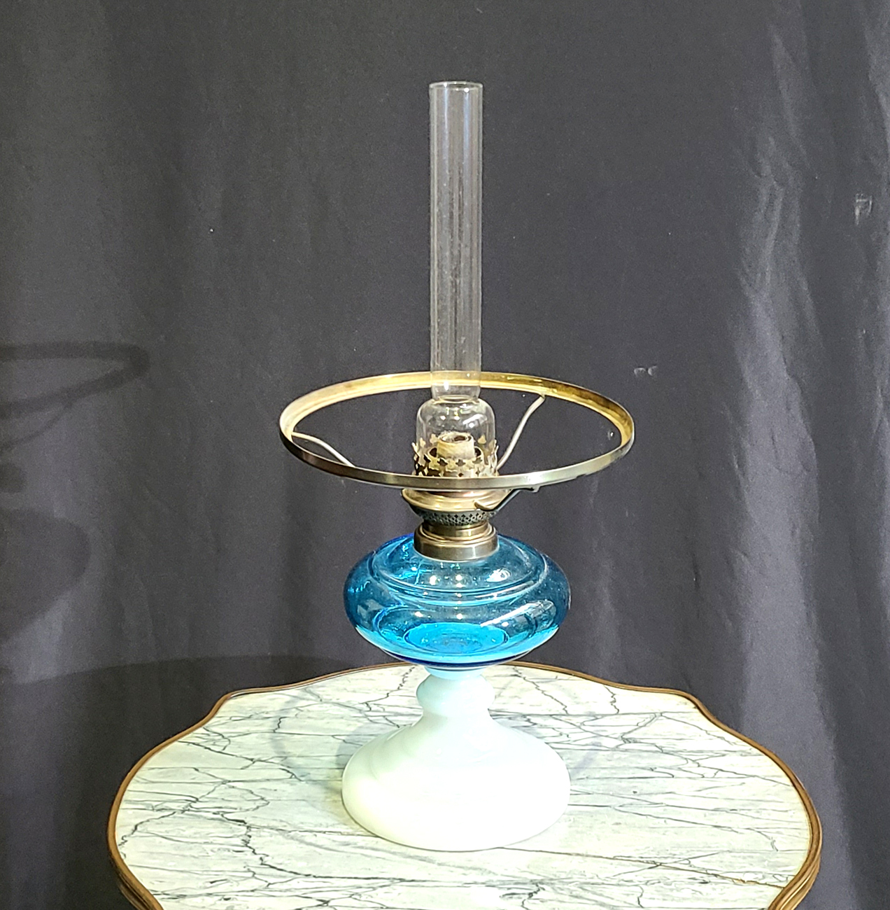 83 Petroleumlampe. Blaues Glas.