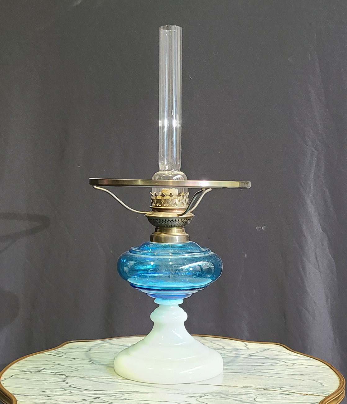 83a Petroleumlampe. Blaues Glas.