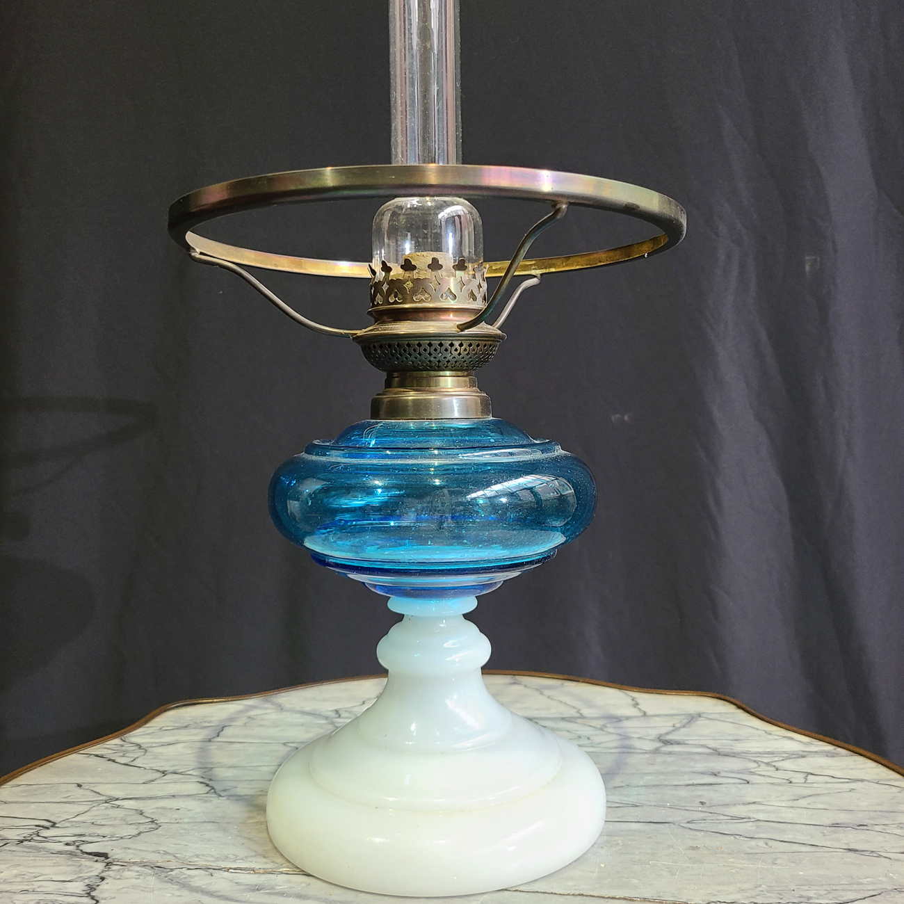 83b Petroleumlampe. Blaues Glas.