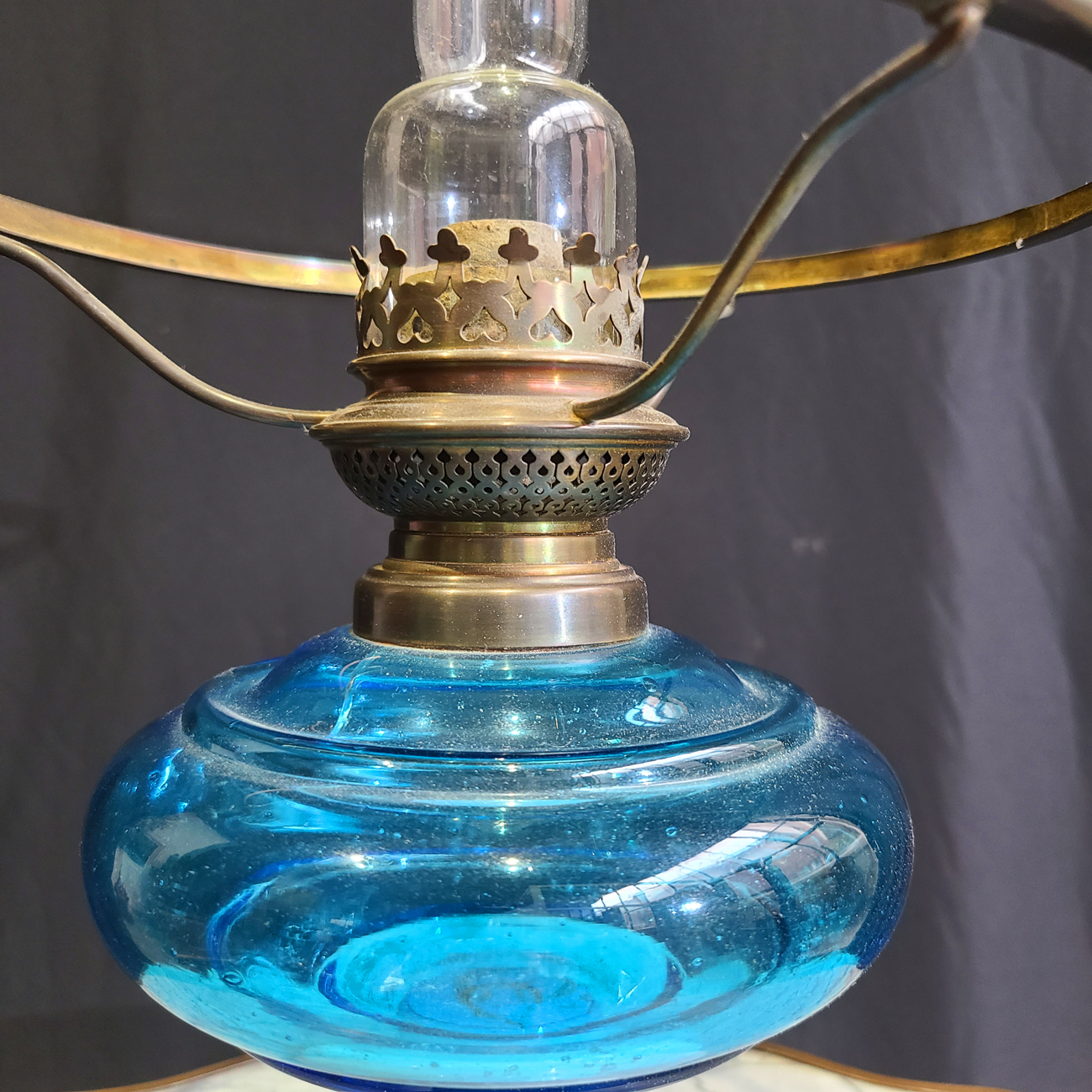 83c Petroleumlampe. Blaues Glas.
