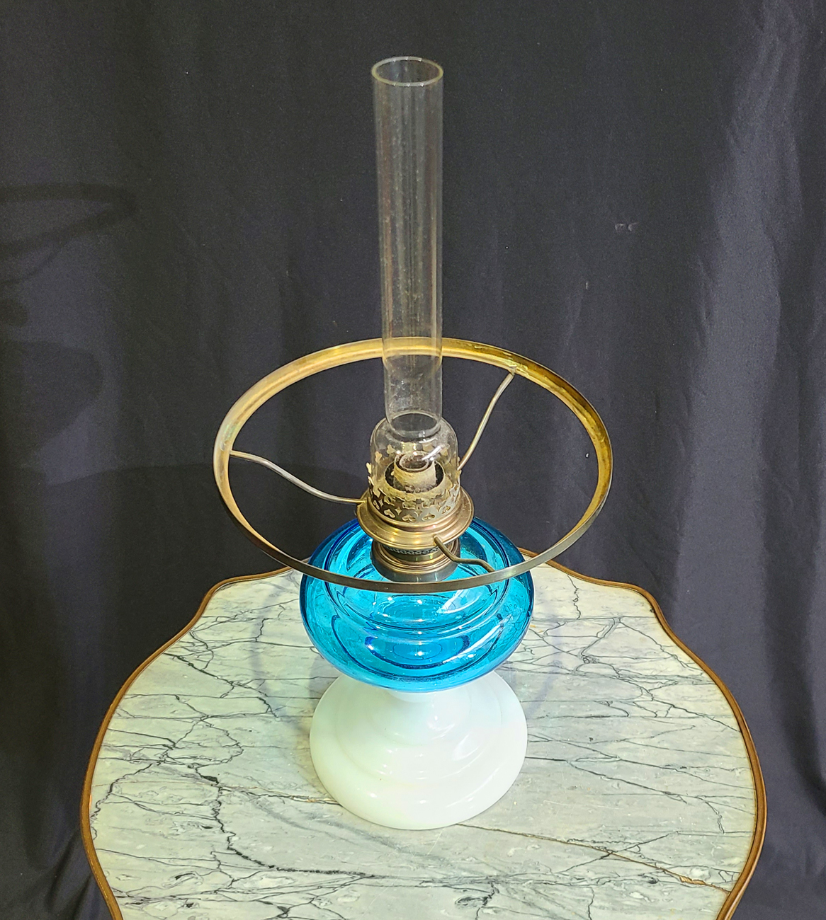83d Petroleumlampe. Blaues Glas.