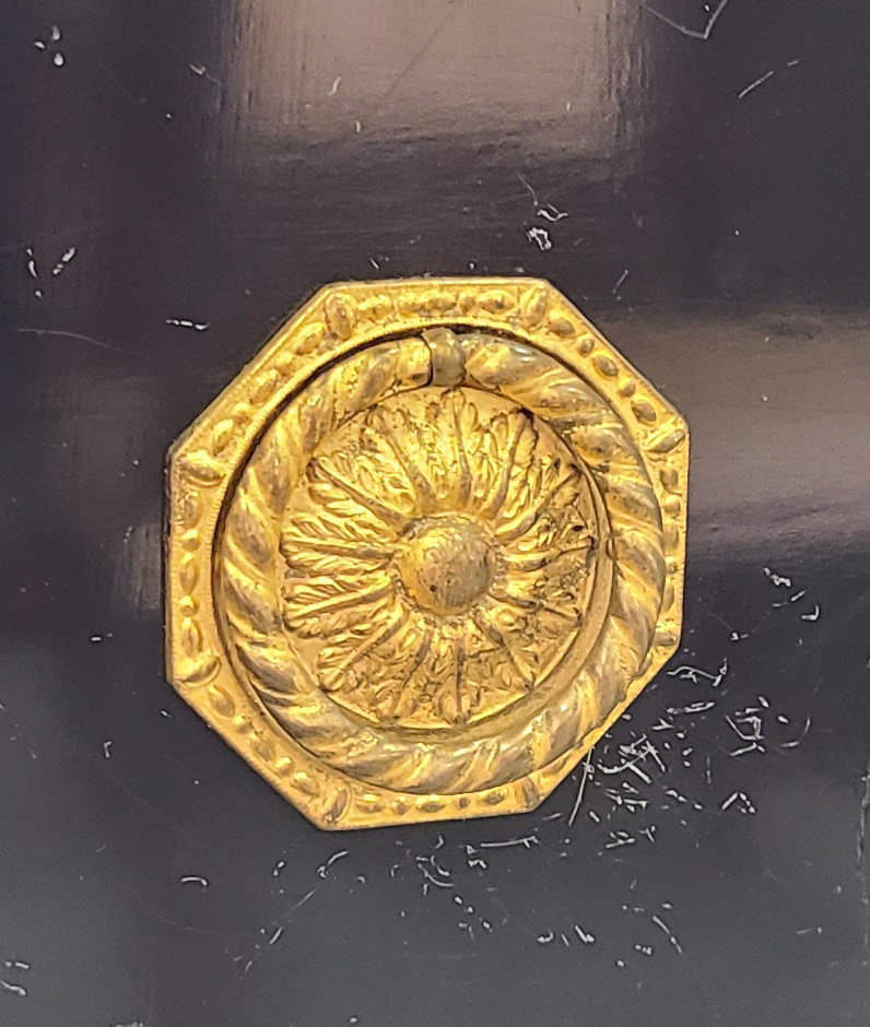 SuK,49d ebonisierte Kommode.