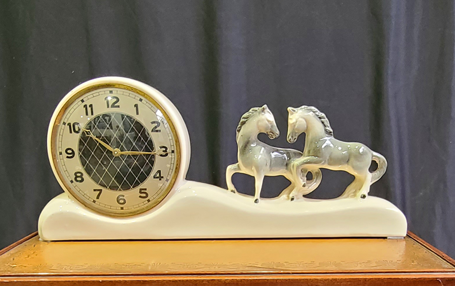 14b Uhr mit Pferden.