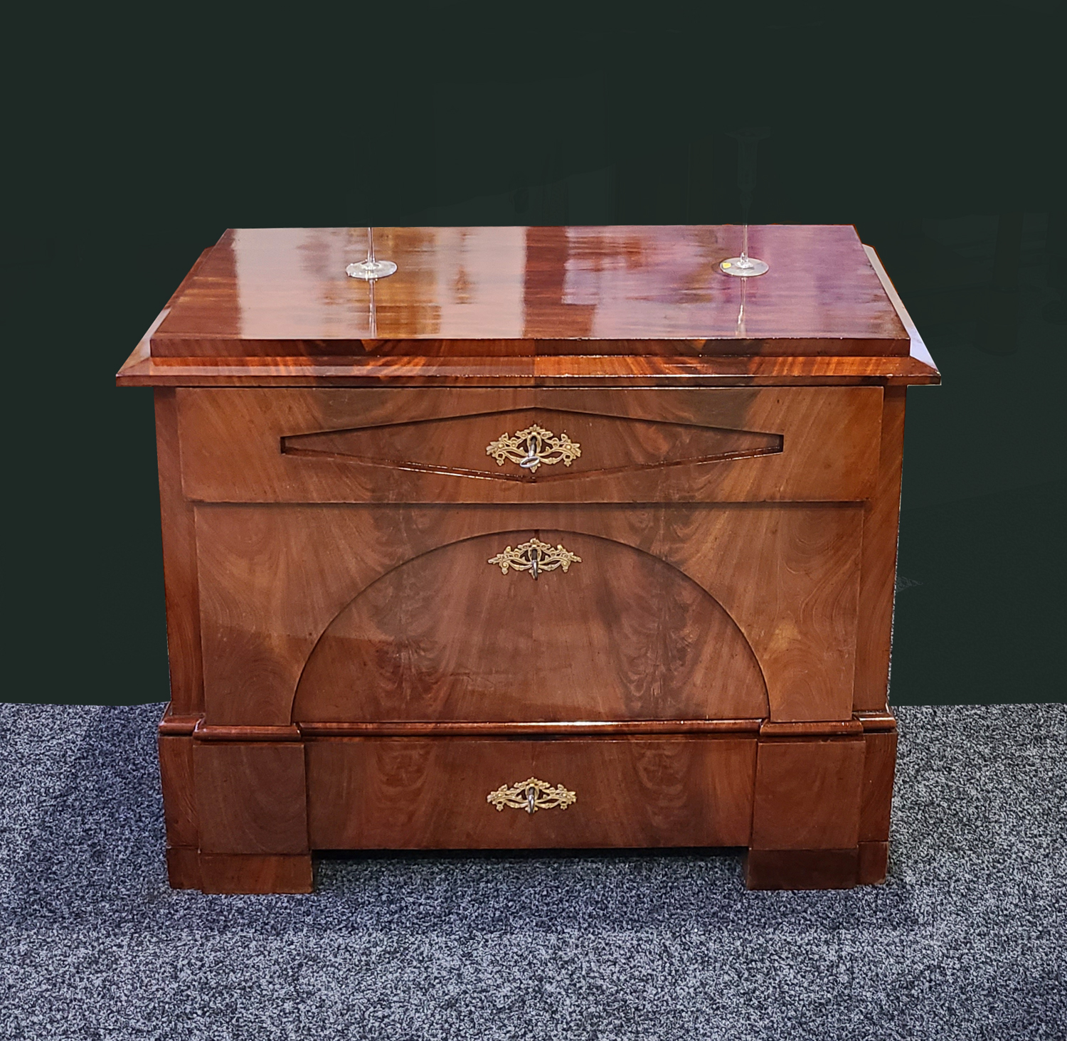 SuK,54 Biedermeier Mahagonikommode.