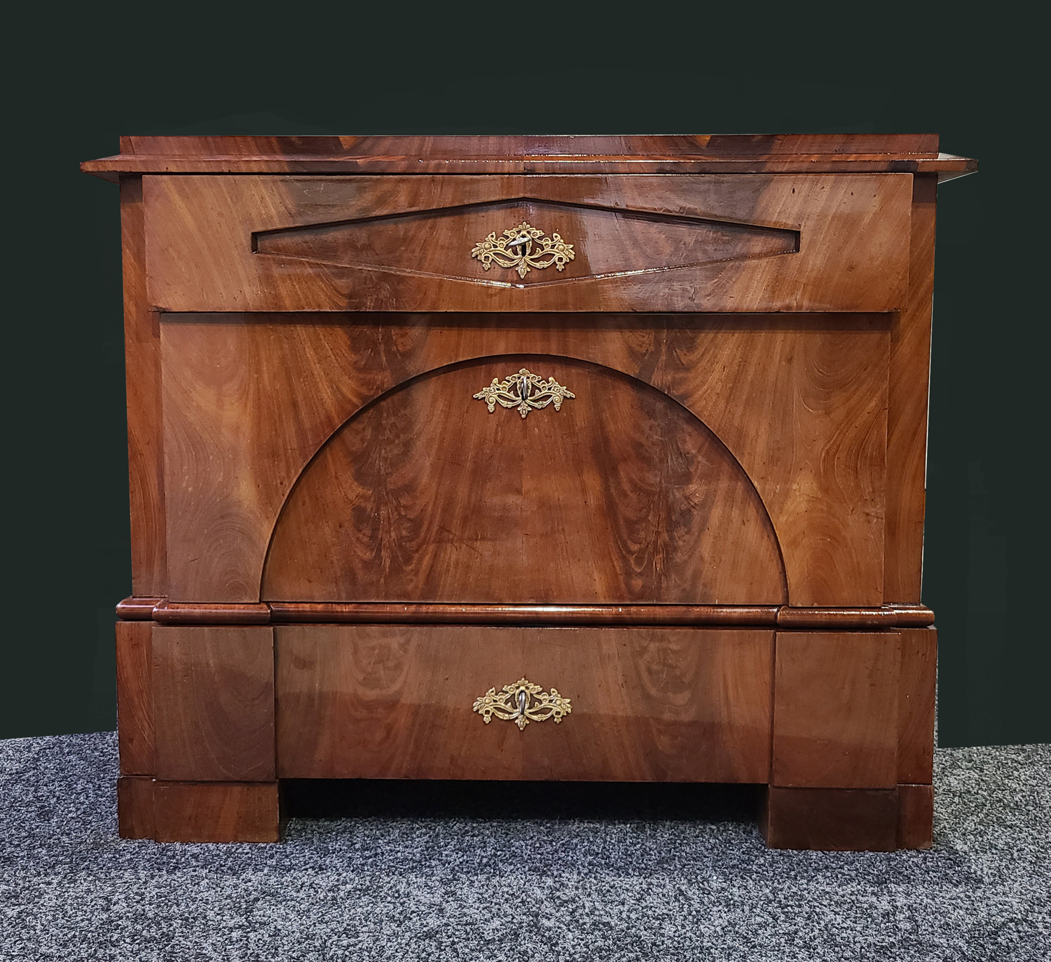 SuK,54a Biedermeier Mahagonikommode.