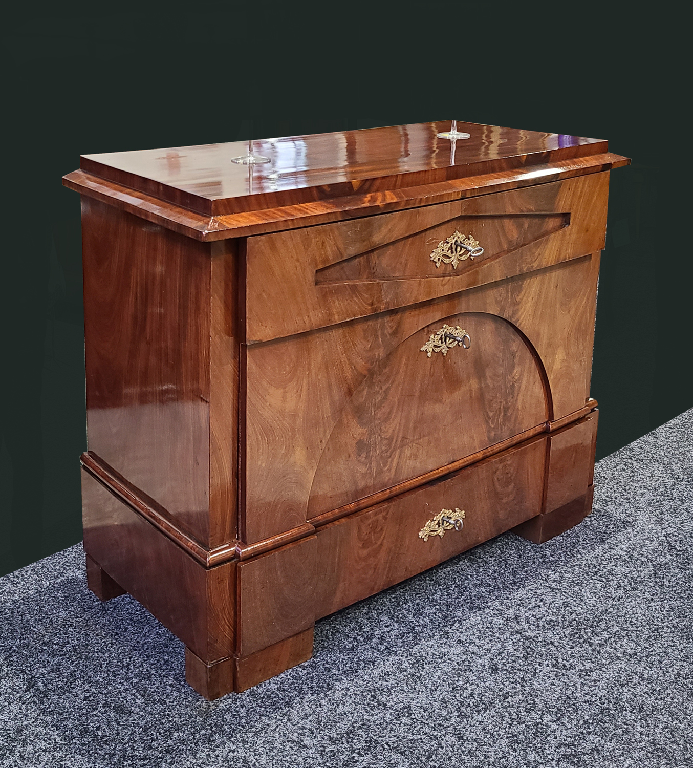 SuK,54b Biedermeier Mahagonikommode.