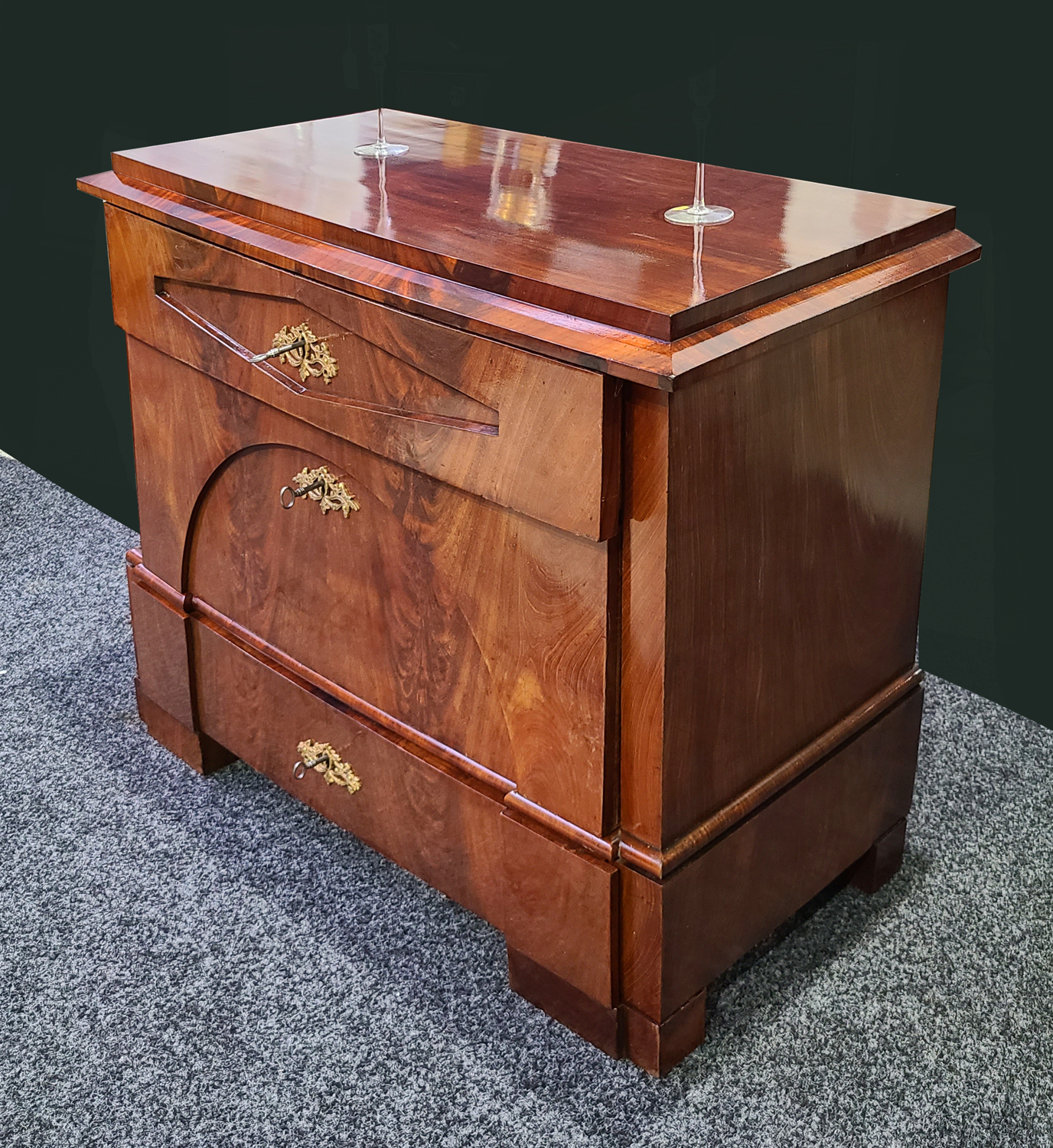 SuK,54c Biedermeier Mahagonikommode.