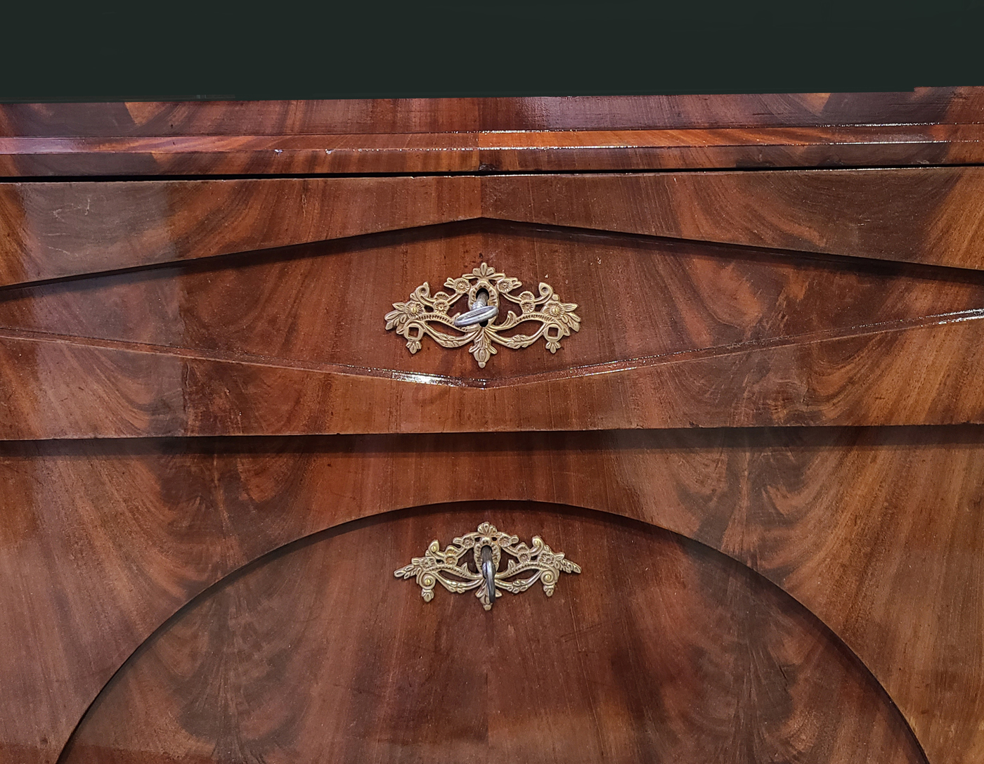 SuK,54d Biedermeier Mahagonikommode.