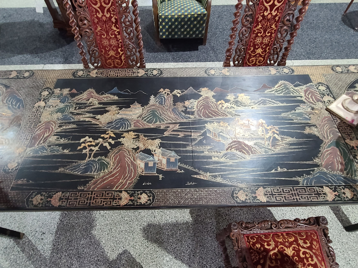 t63d Langer asiatischer Tisch.