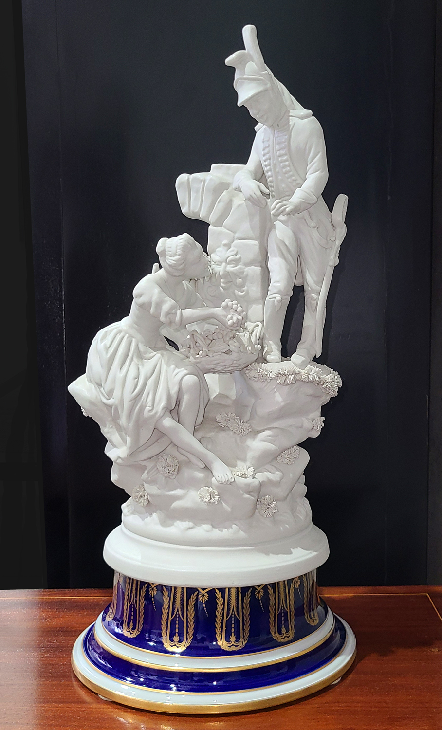 98a Polzellanfigur Sevres..