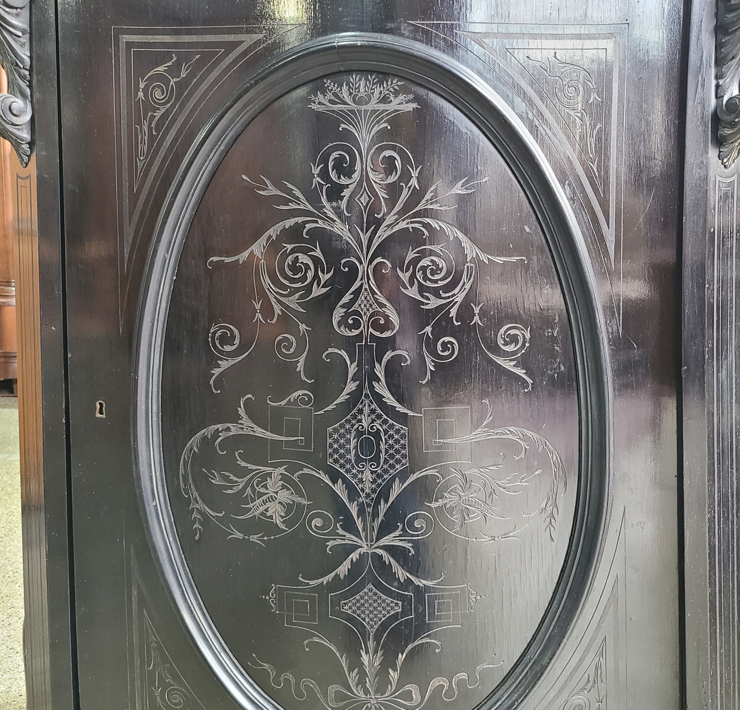 03c Ebonisiertes Vertiko.