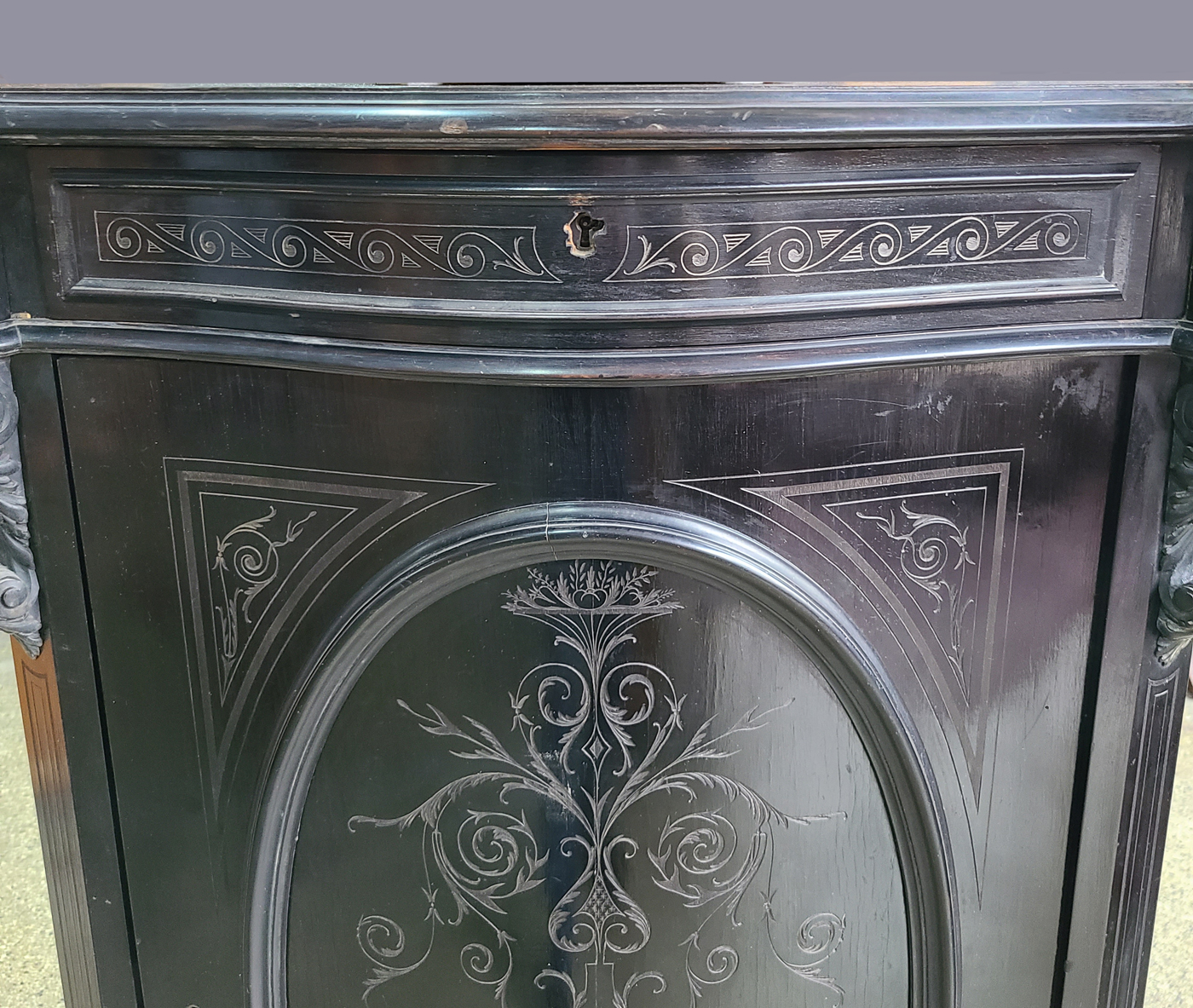 03d Ebonisiertes Vertiko.