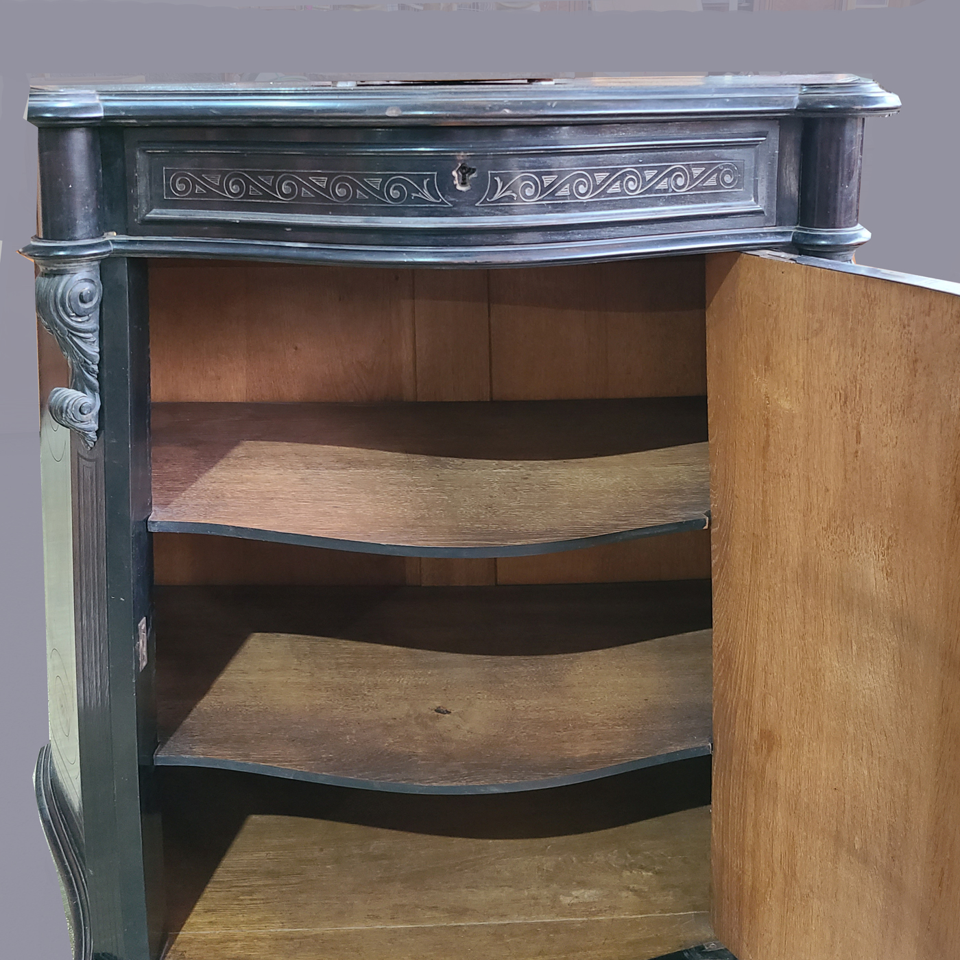 03e Ebonisiertes Vertiko.