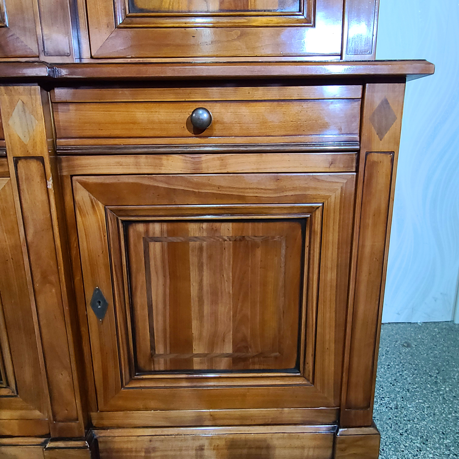 SuB31a Großer Kirschbaumbücherschrank.