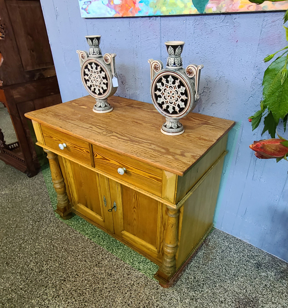 03b Weichgholzsäulenanrichte.