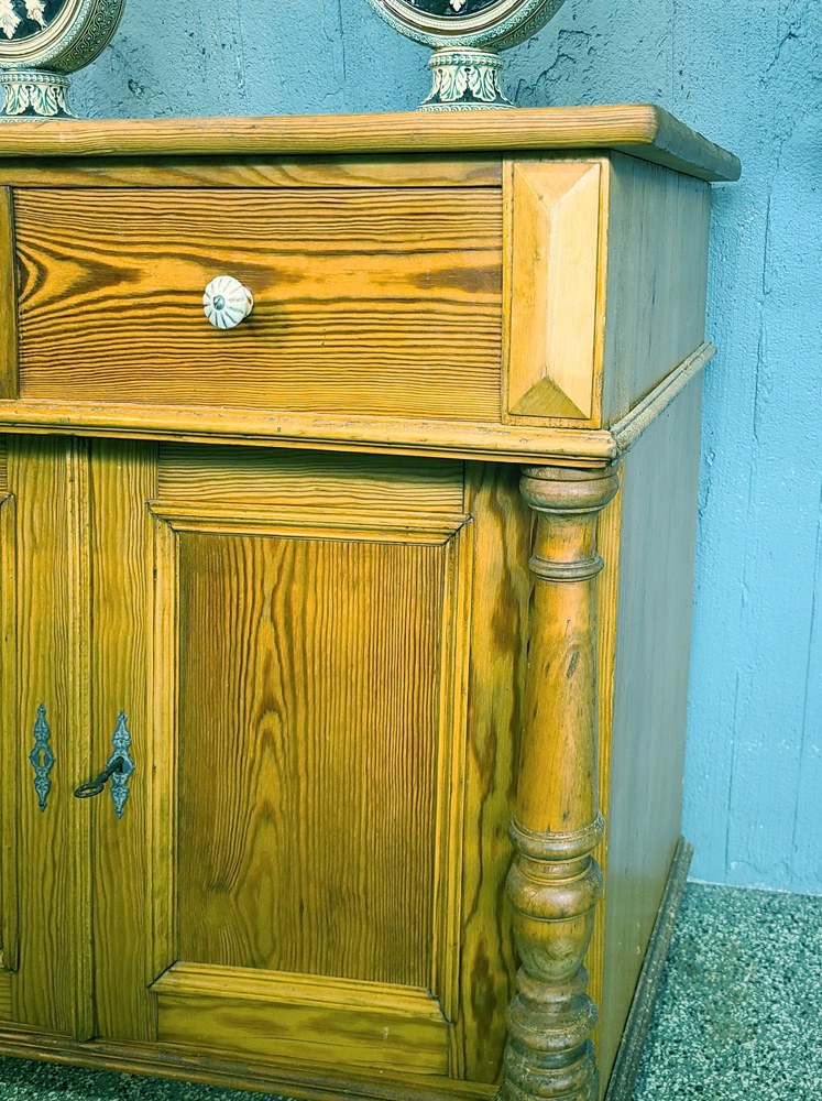 03c Weichgholzsäulenanrichte.