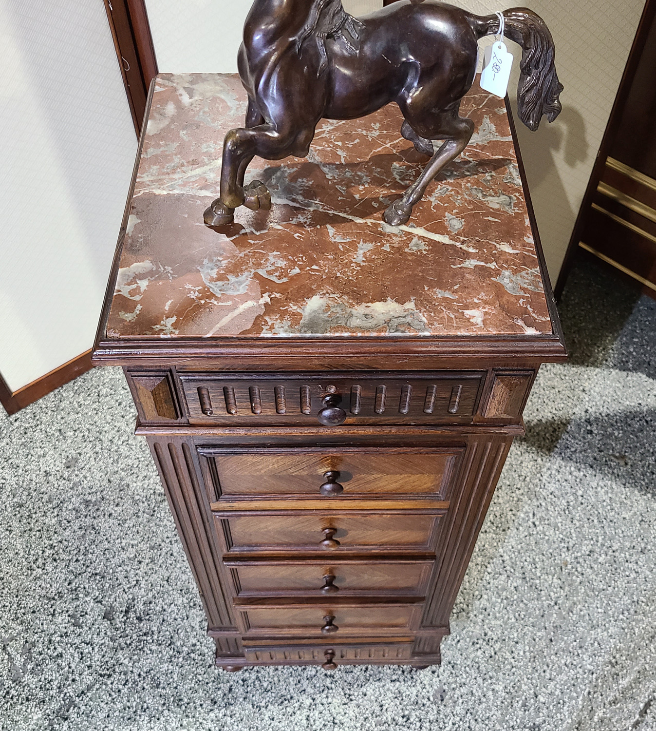 11 6-schübige Pfeilerkommode.