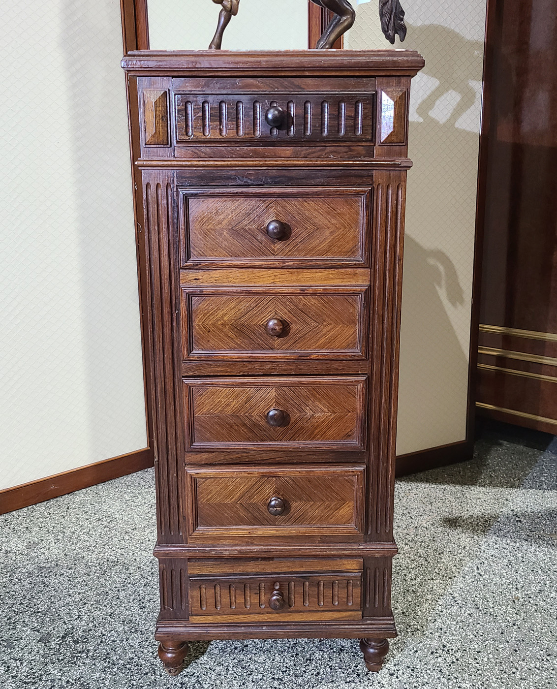 11c 6-schübige Pfeilerkommode.