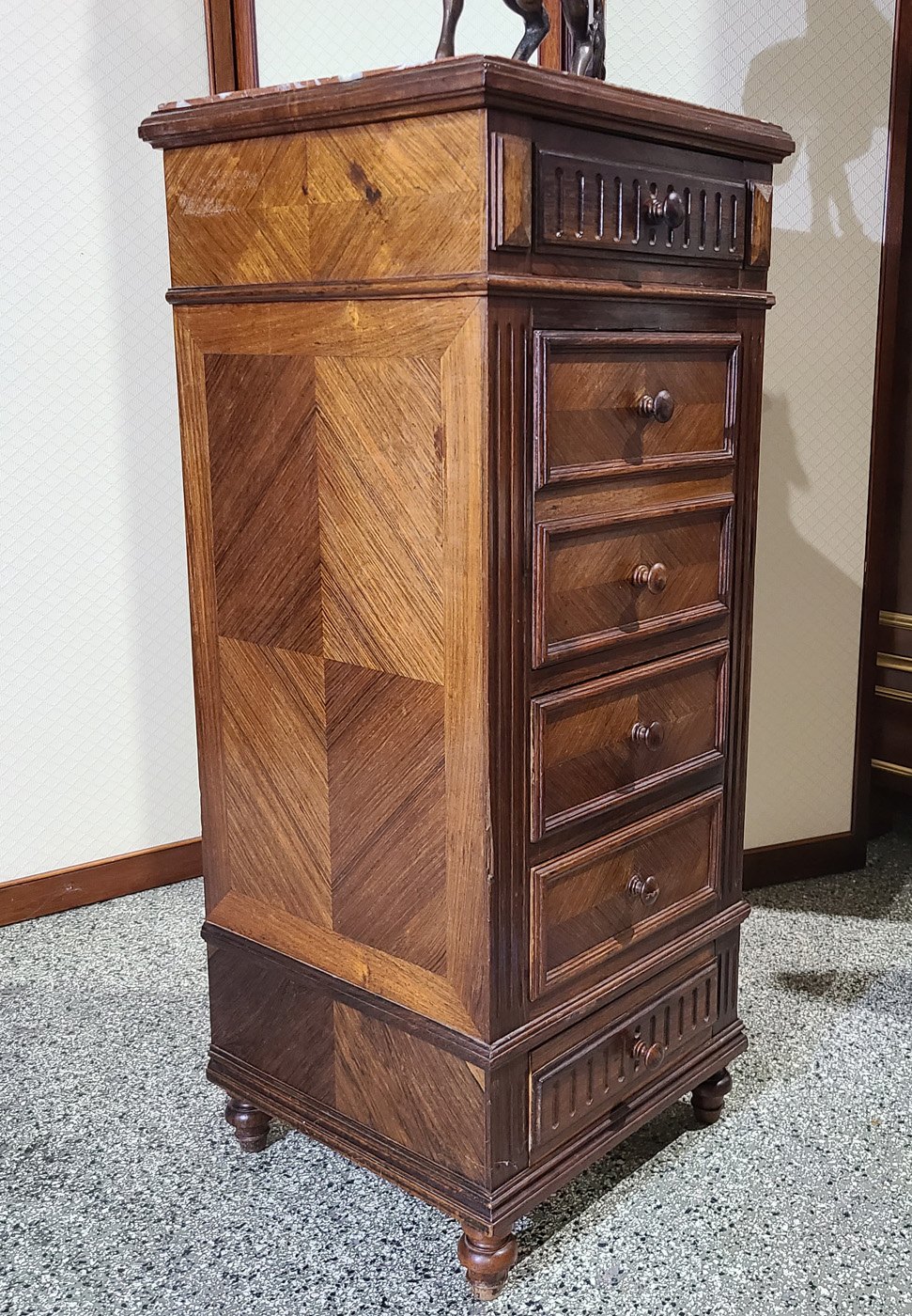 11d 6-schübige Pfeilerkommode.