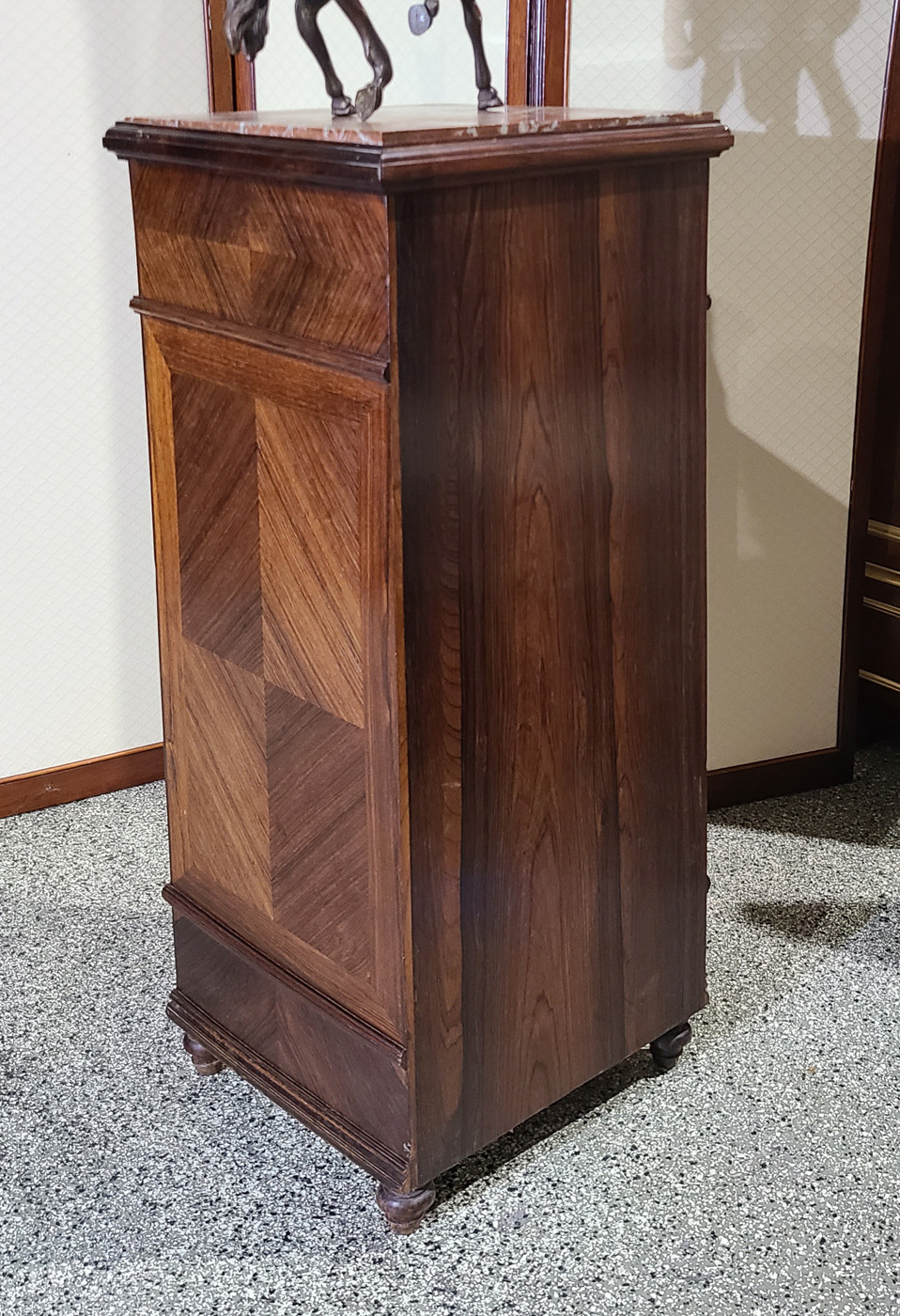 11g 6-schübige Pfeilerkommode.