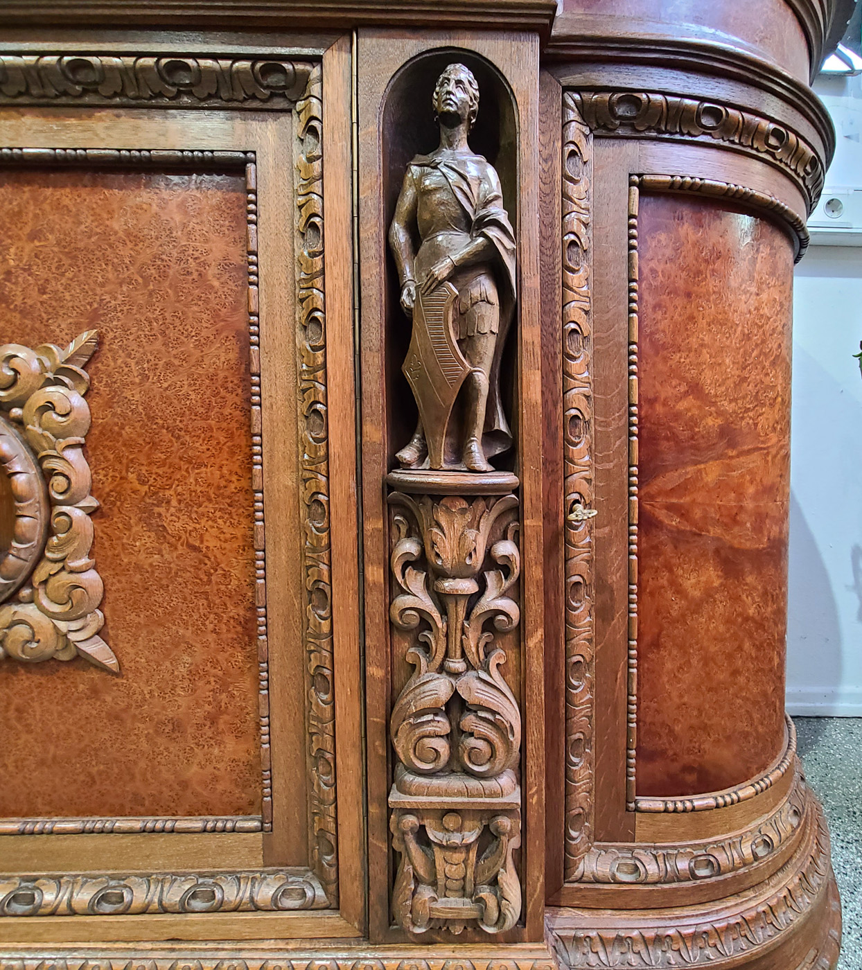 04h Große NeoRenaisance Anrichte.